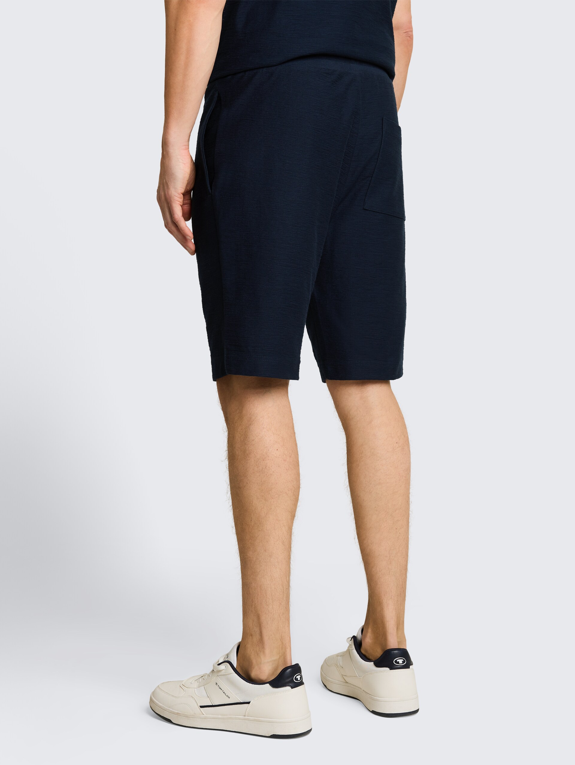 Regular Fit Shorts mit Kordelzug - sky captain blue - Auschnitt Model-Rückansicht