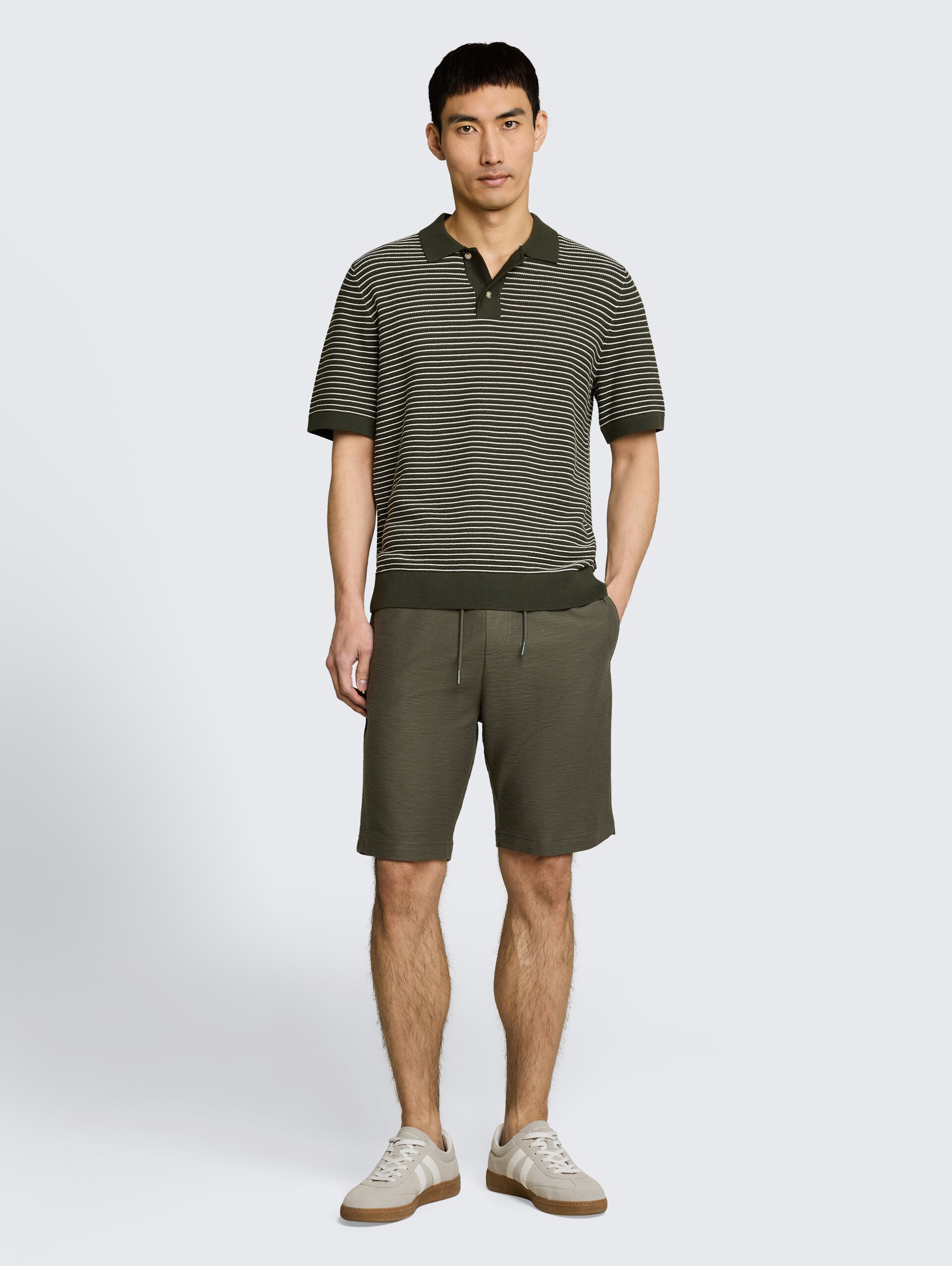 Regular fit short met trekkoord - deep leaf green - Model vooraanzicht