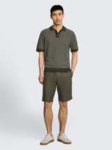 Regular Fit Shorts mit Kordelzug - deep leaf green - Auschnitt Model-Rückansicht