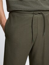 Regular Fit Shorts mit Kordelzug - deep leaf green - Detail-Model-Ansicht
