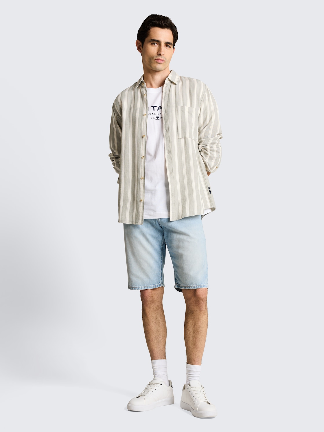 TTMARVIN STRAIGHT Ultralight Jeans Shorts - Used Bleached Blue Denim - Model-Vorderansicht