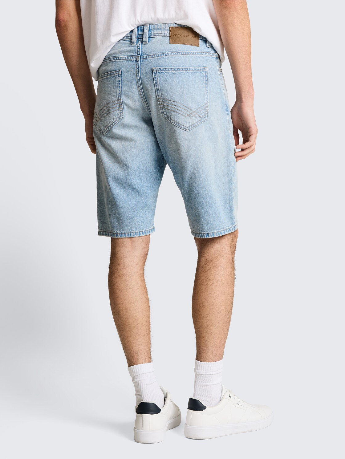 TTMARVIN STRAIGHT Ultralight Jeans Shorts - Used Bleached Blue Denim - Auschnitt Model-Rückansicht