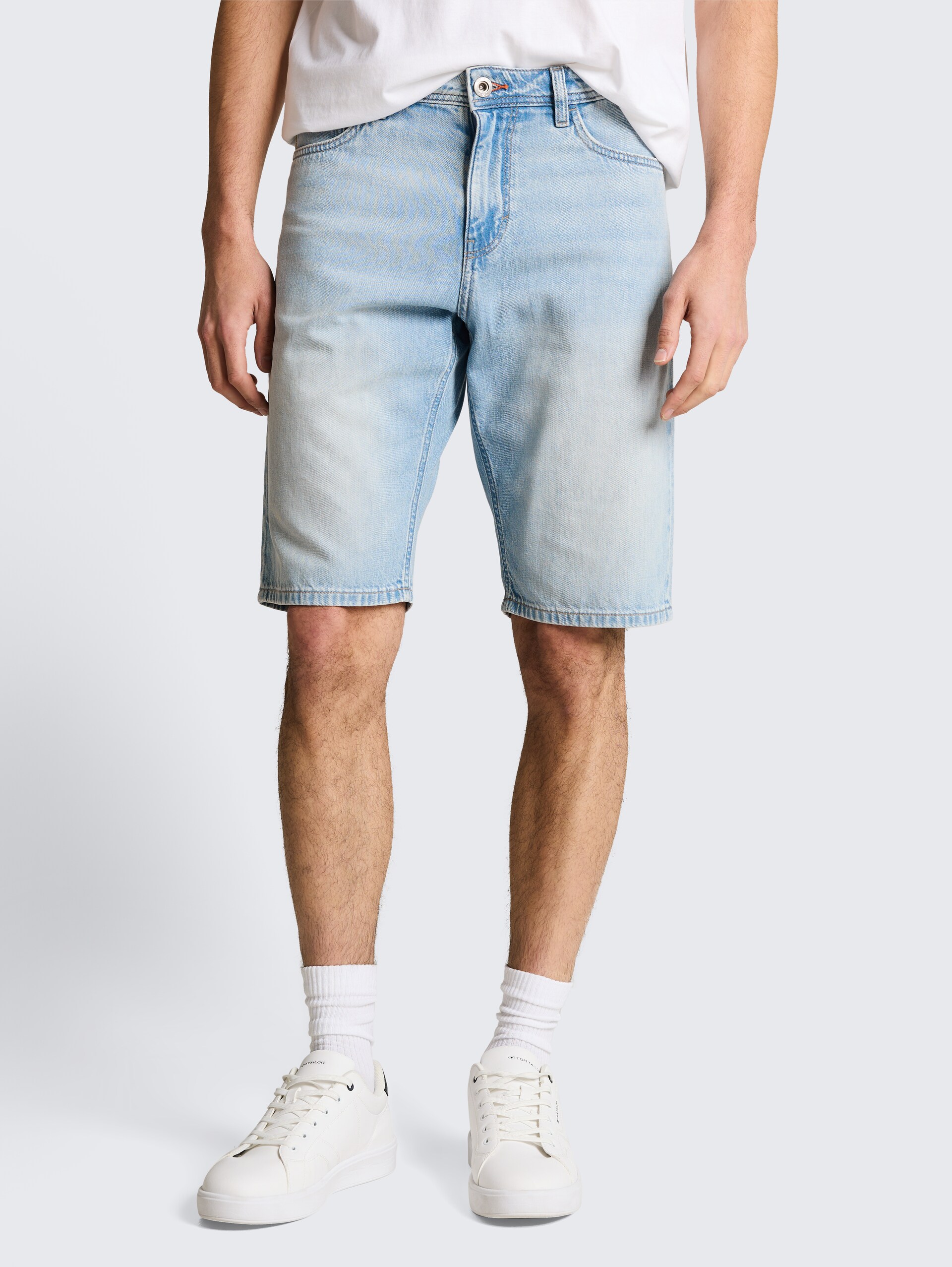 TTMARVIN STRAIGHT Ultralight Jeans Shorts - Used Bleached Blue Denim - Ausschnitt Model-Vorderansicht