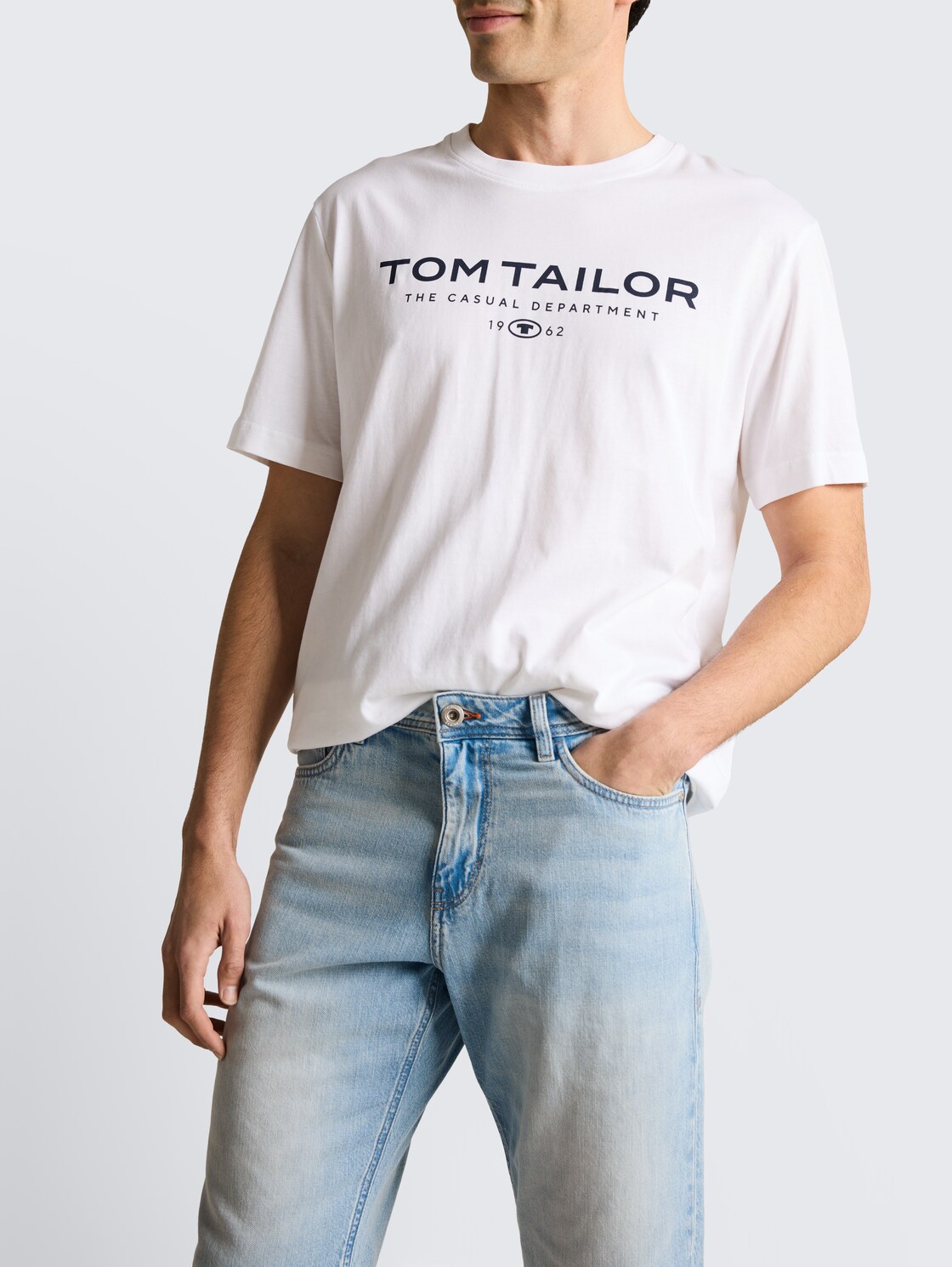 TTMARVIN STRAIGHT Ultralight Jeans Shorts - Used Bleached Blue Denim - Detail-Model-Ansicht