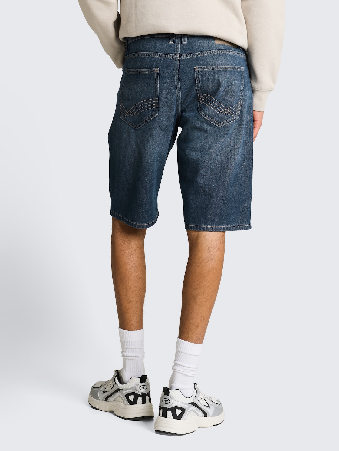 TTMARVIN STRAIGHT Ultralight Jeans Shorts - Used Dark Stone Blue Denim - Auschnitt Model-Rückansicht
