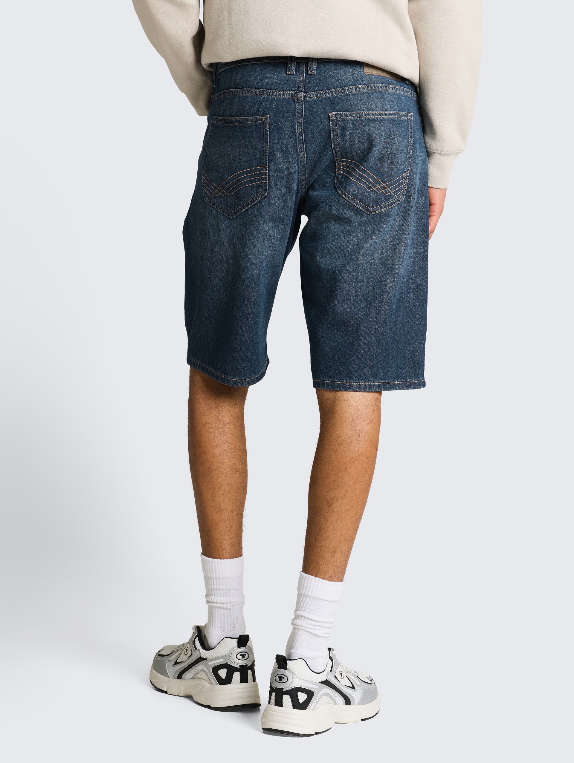 TTMARVIN STRAIGHT Ultralight Jeans Shorts - Used Dark Stone Blue Denim - Auschnitt Model-Rückansicht