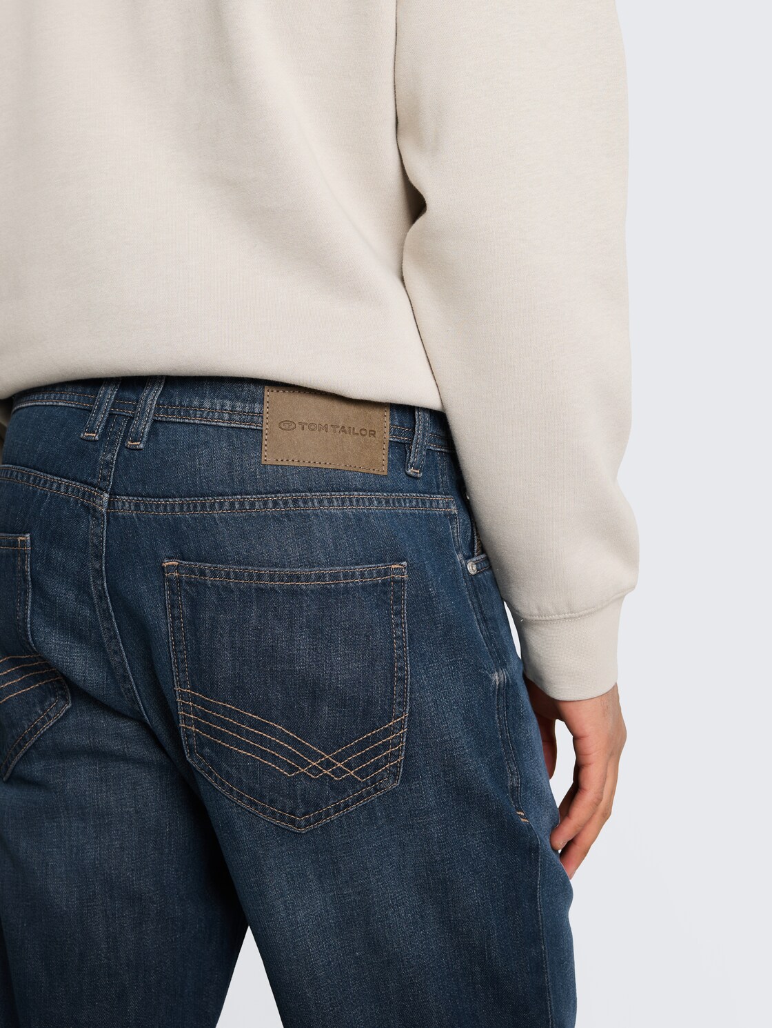 TTMARVIN STRAIGHT Ultralight Jeans Shorts - Used Dark Stone Blue Denim - Detail-Model-Ansicht