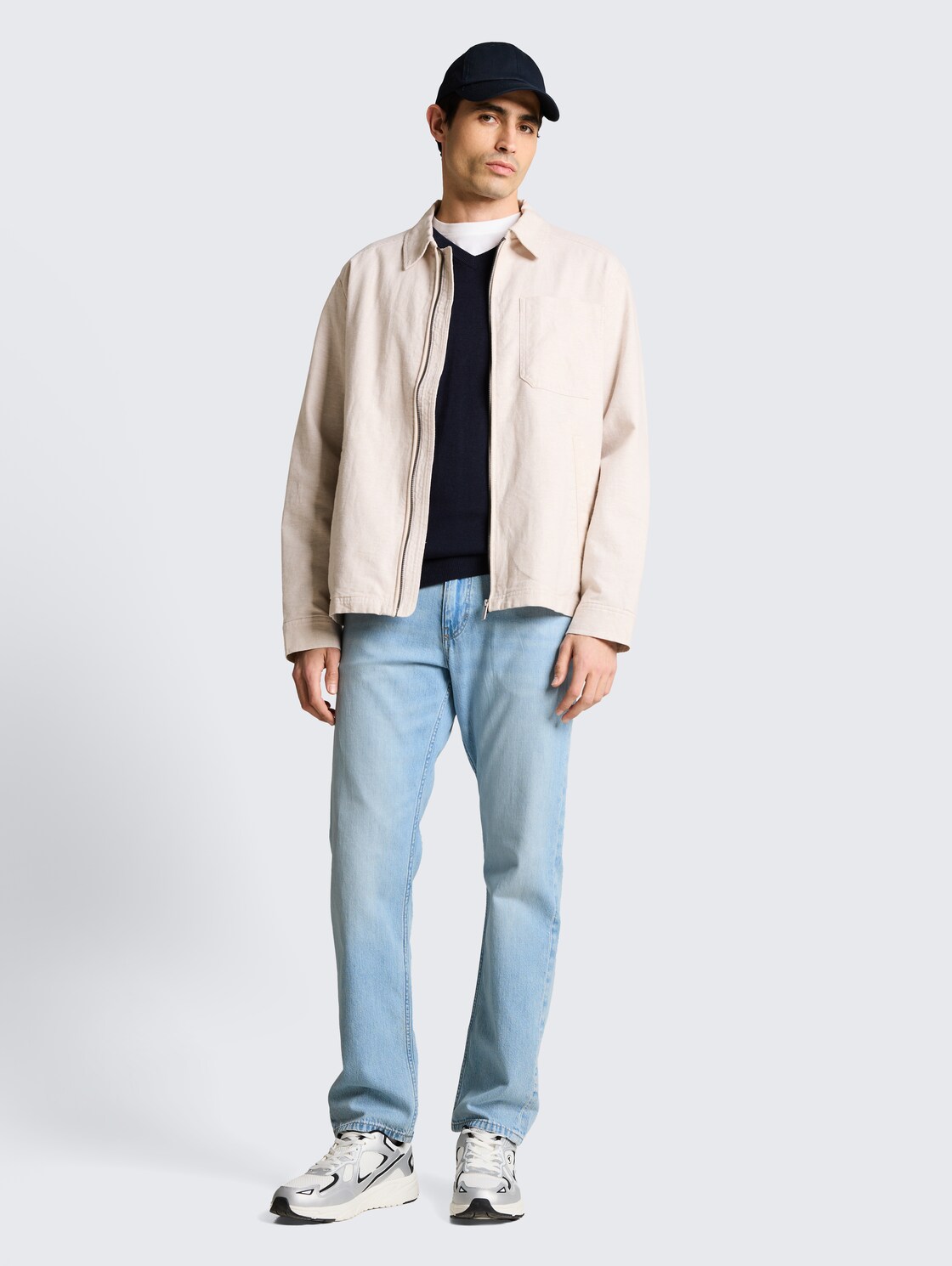 TTMARVIN STRAIGHT Jeans - Used Bleached Blue Denim - Model-Vorderansicht