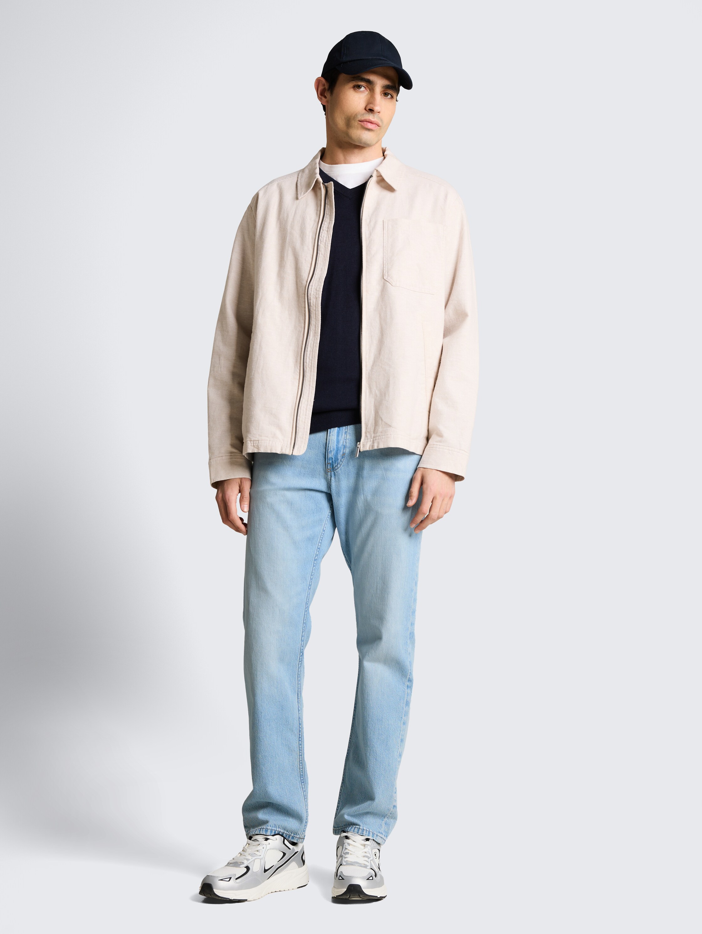 TTMARVIN STRAIGHT Jeans - Used Bleached Blue Denim - Model-Vorderansicht