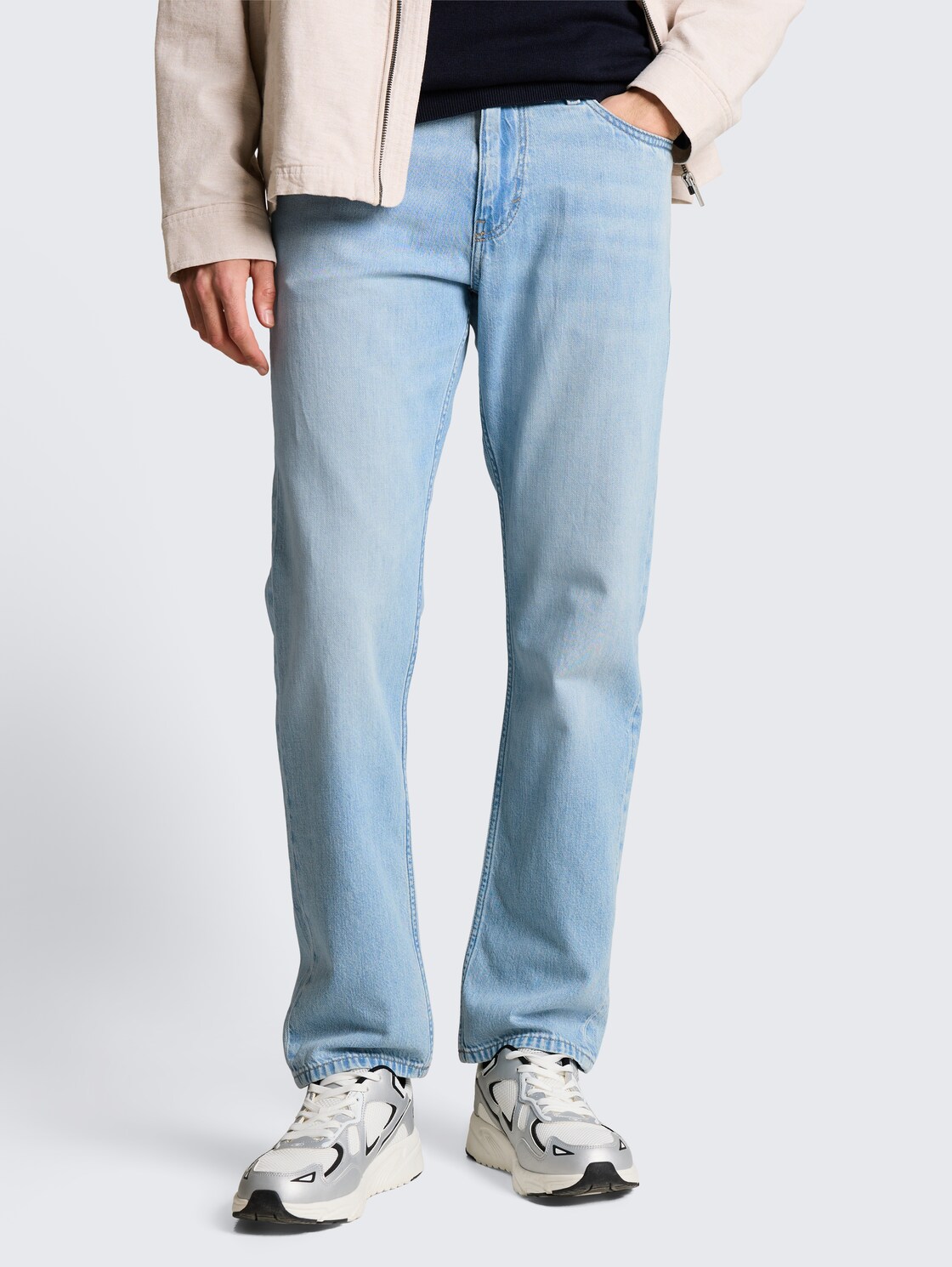 TTMARVIN STRAIGHT Jeans - Used Bleached Blue Denim - Ausschnitt Model-Vorderansicht