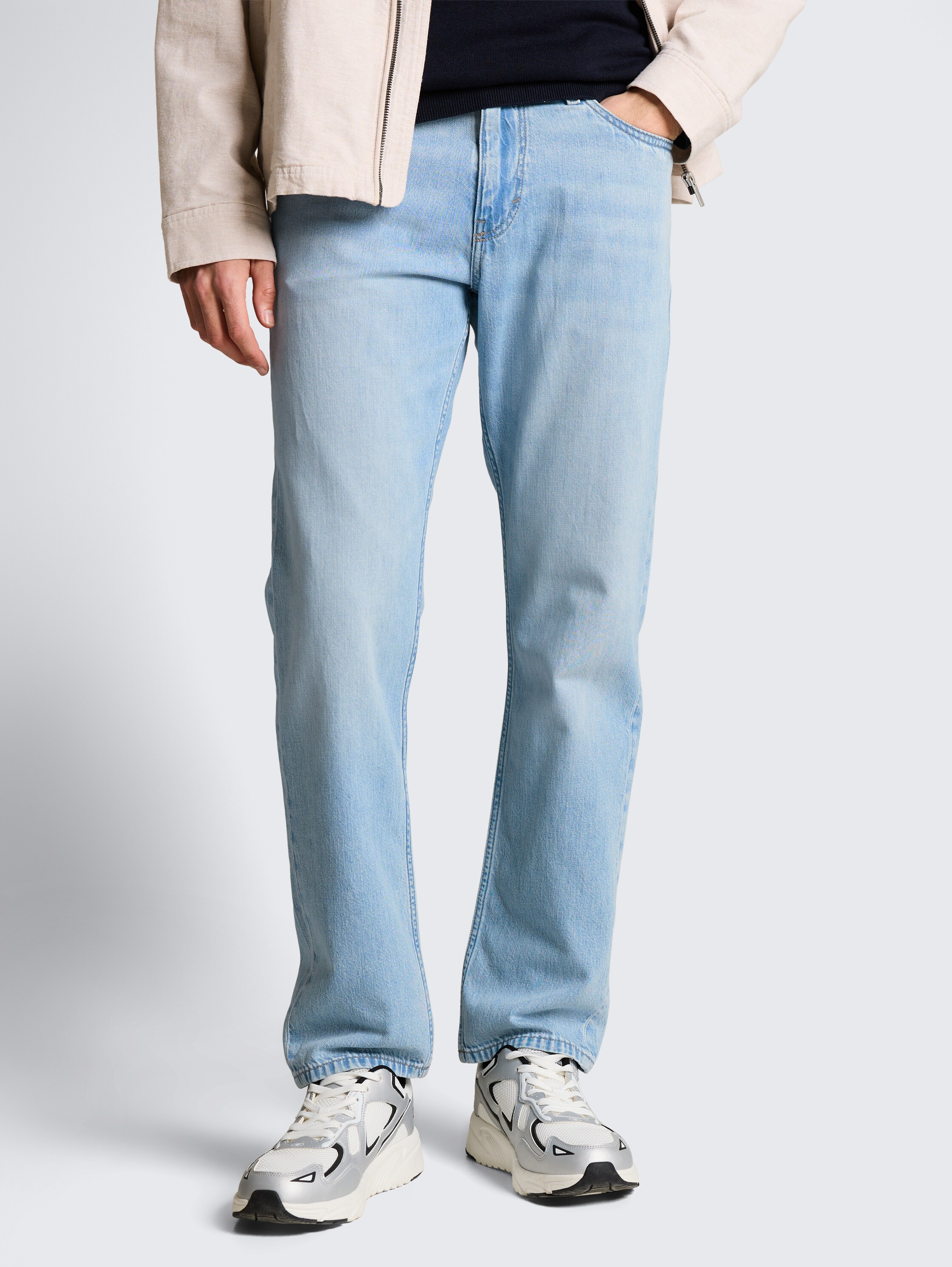TTMARVIN STRAIGHT Jeans - Used Bleached Blue Denim - Ausschnitt Model-Vorderansicht