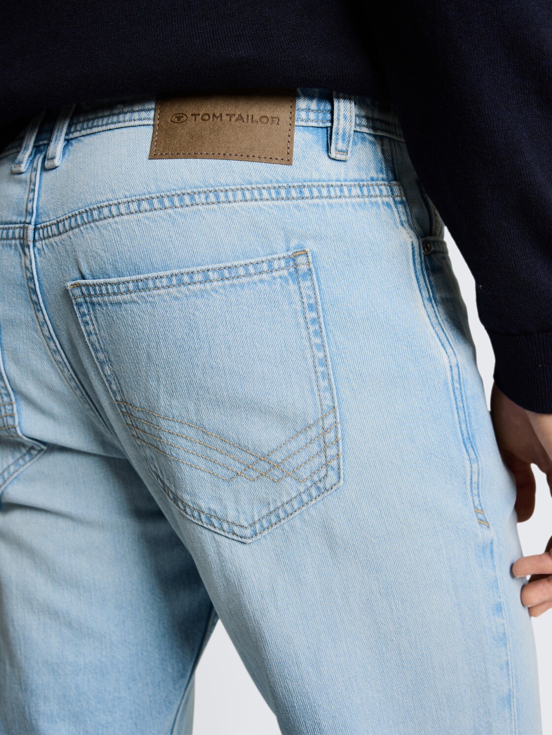 TTMARVIN STRAIGHT Jeans - Used Bleached Blue Denim - Detail-Model-Ansicht
