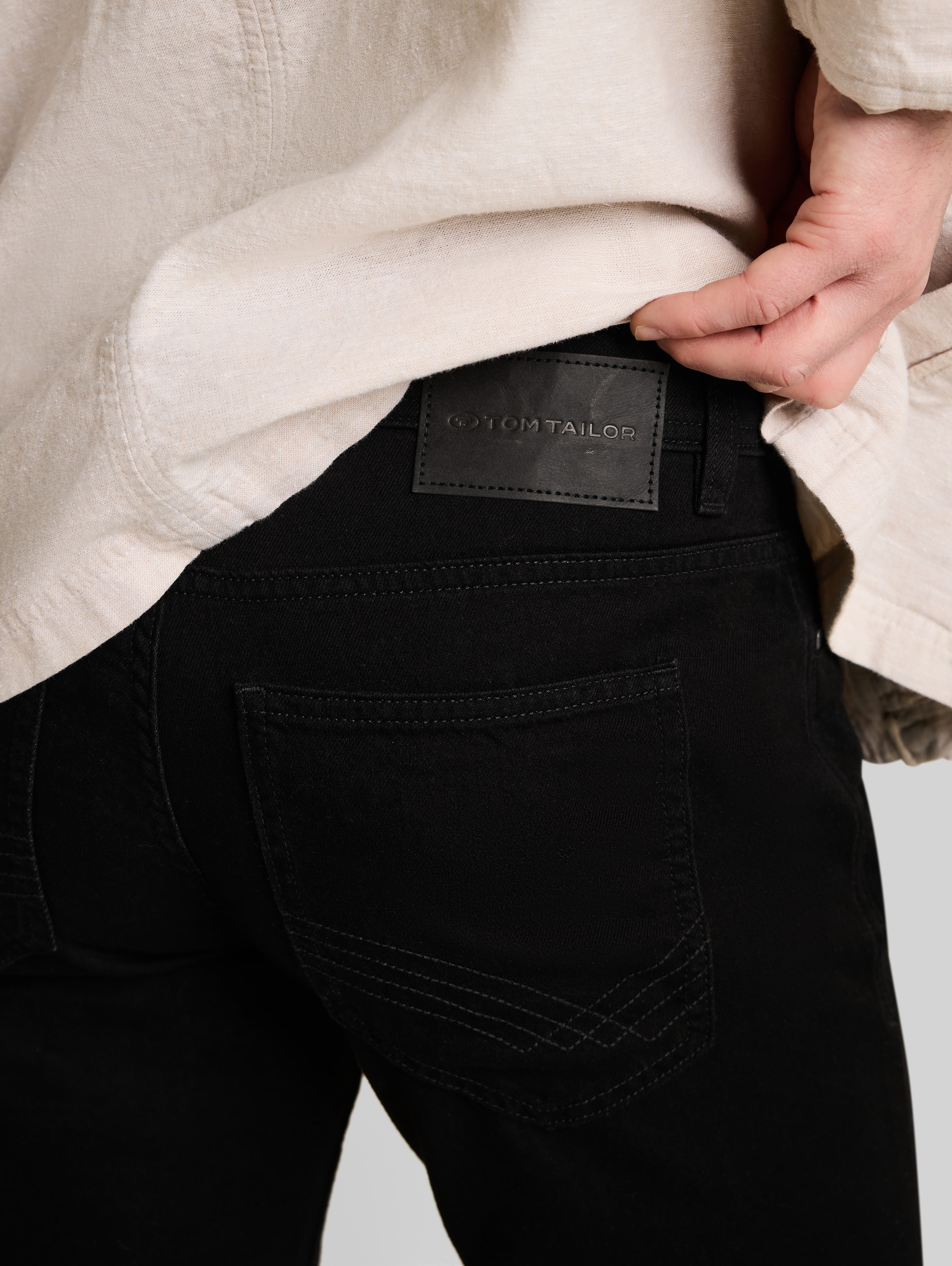 TTMARVIN STRAIGHT Jeans - black denim - Detail-Model-Ansicht