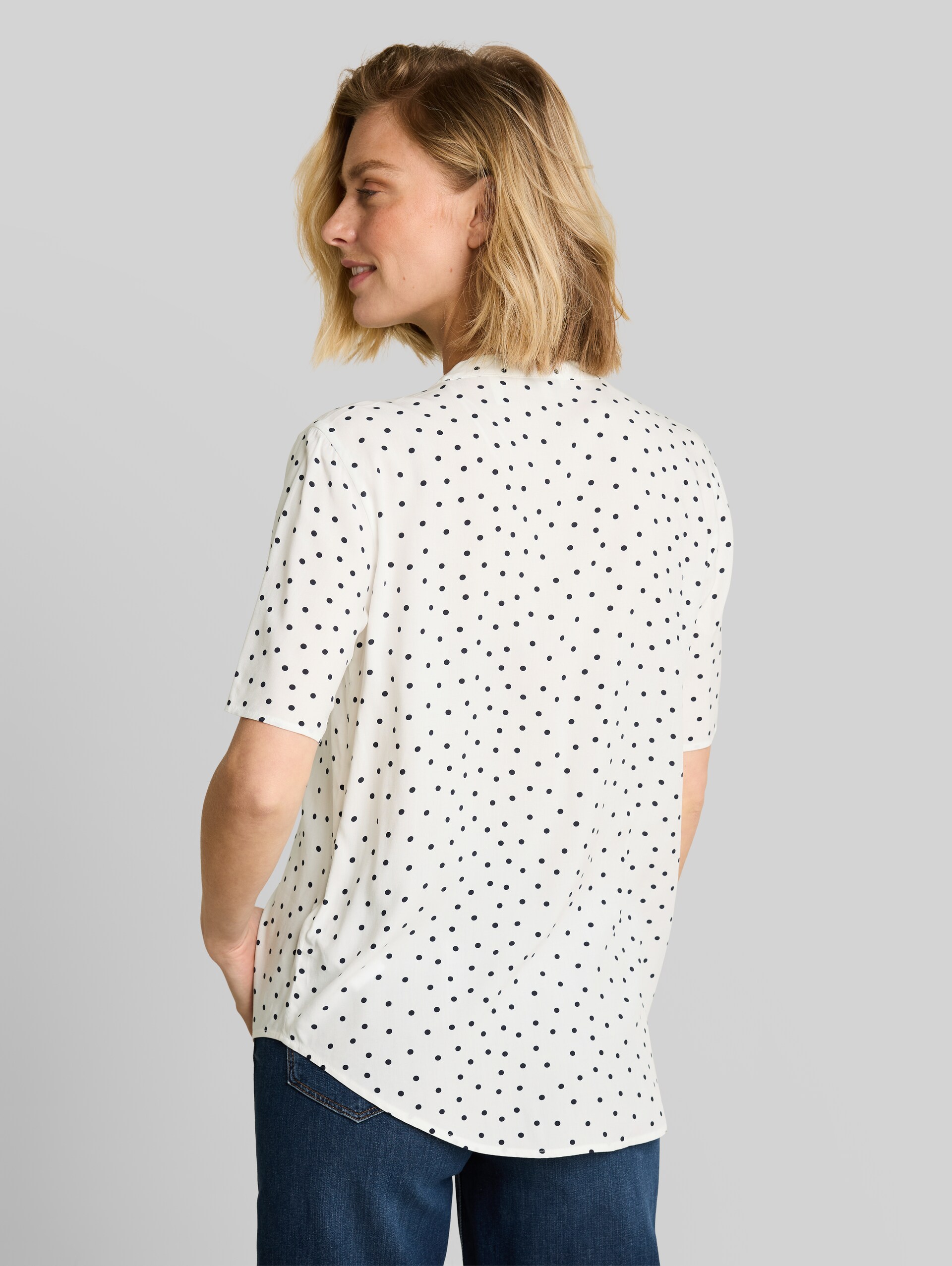 Chemisier à pois - white small dot design - Découpe Vue arrière du modèle