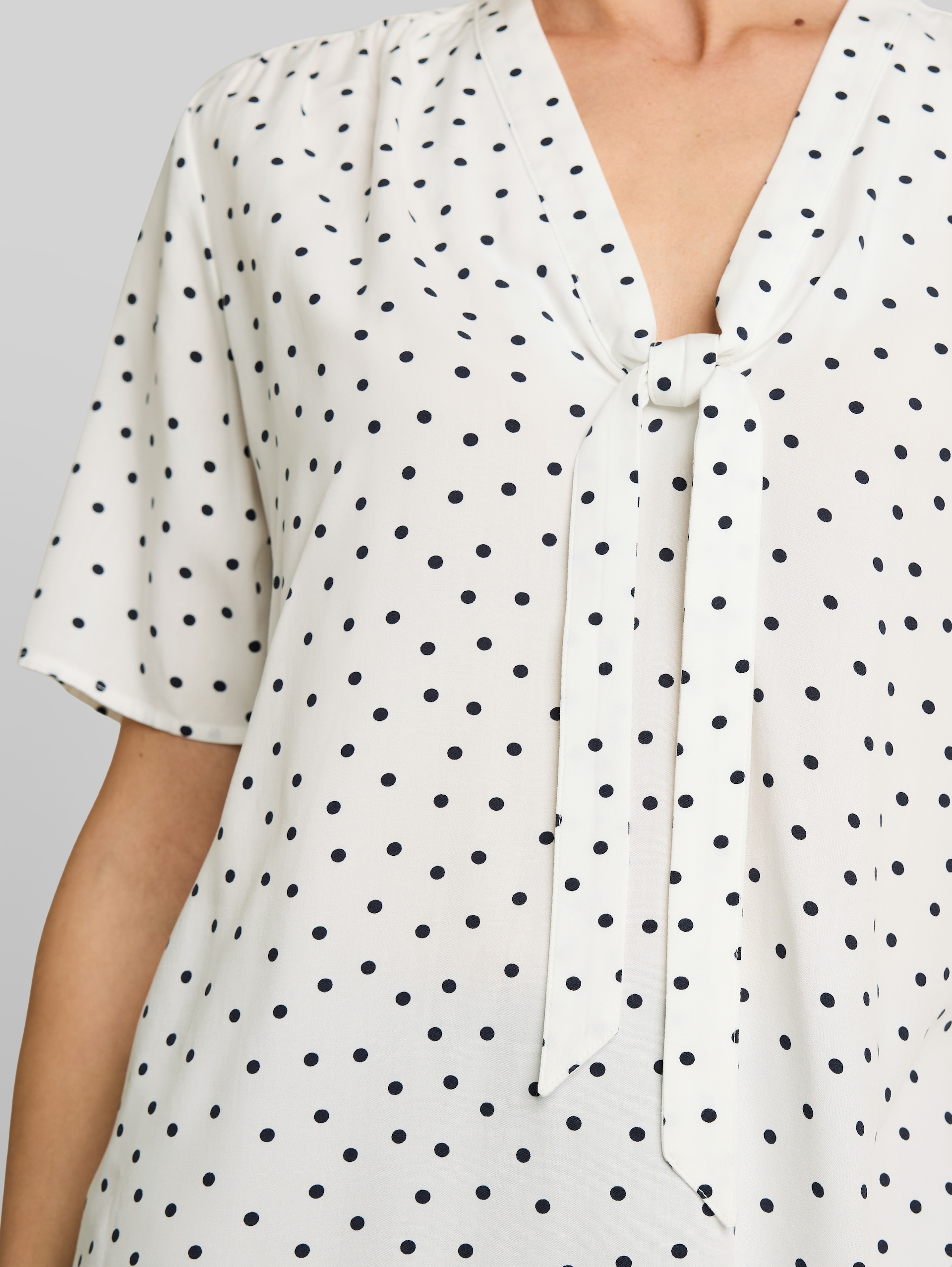 Chemisier à pois - white small dot design - Vue détaillée du modèle