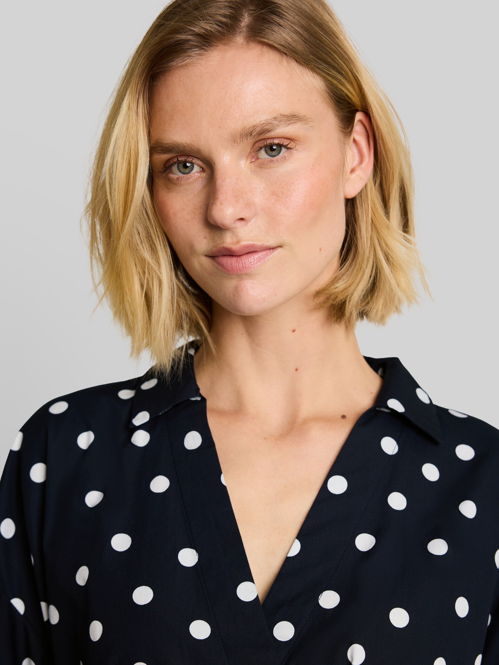 Loose-fit wrap blouse - navy big dot design - Detail model view