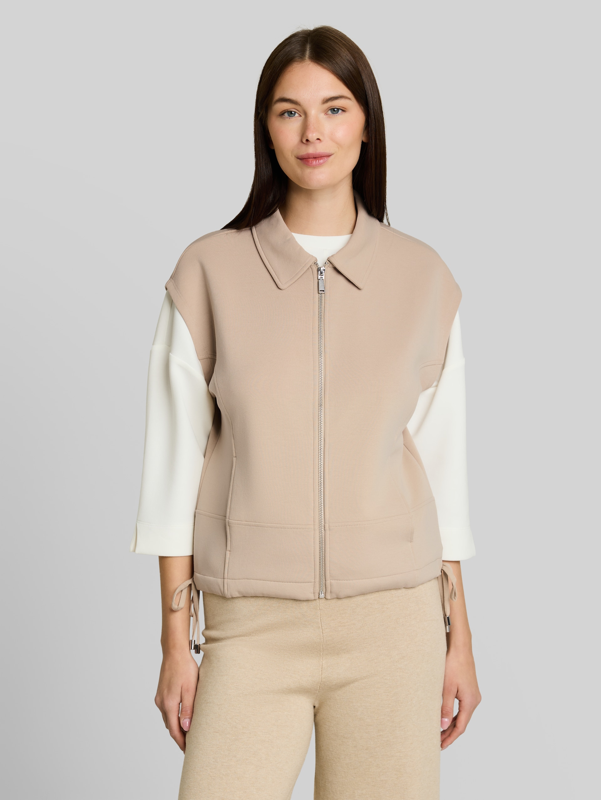 Loose Fit Sweatweste mit Kragen - Gravel Beige - Ausschnitt Model-Vorderansicht