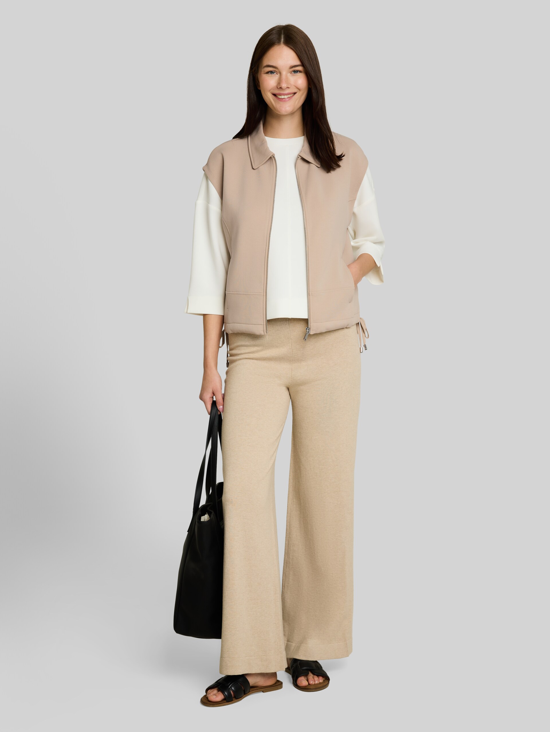 Loose Fit Sweatweste mit Kragen - Gravel Beige - Model-Vorderansicht