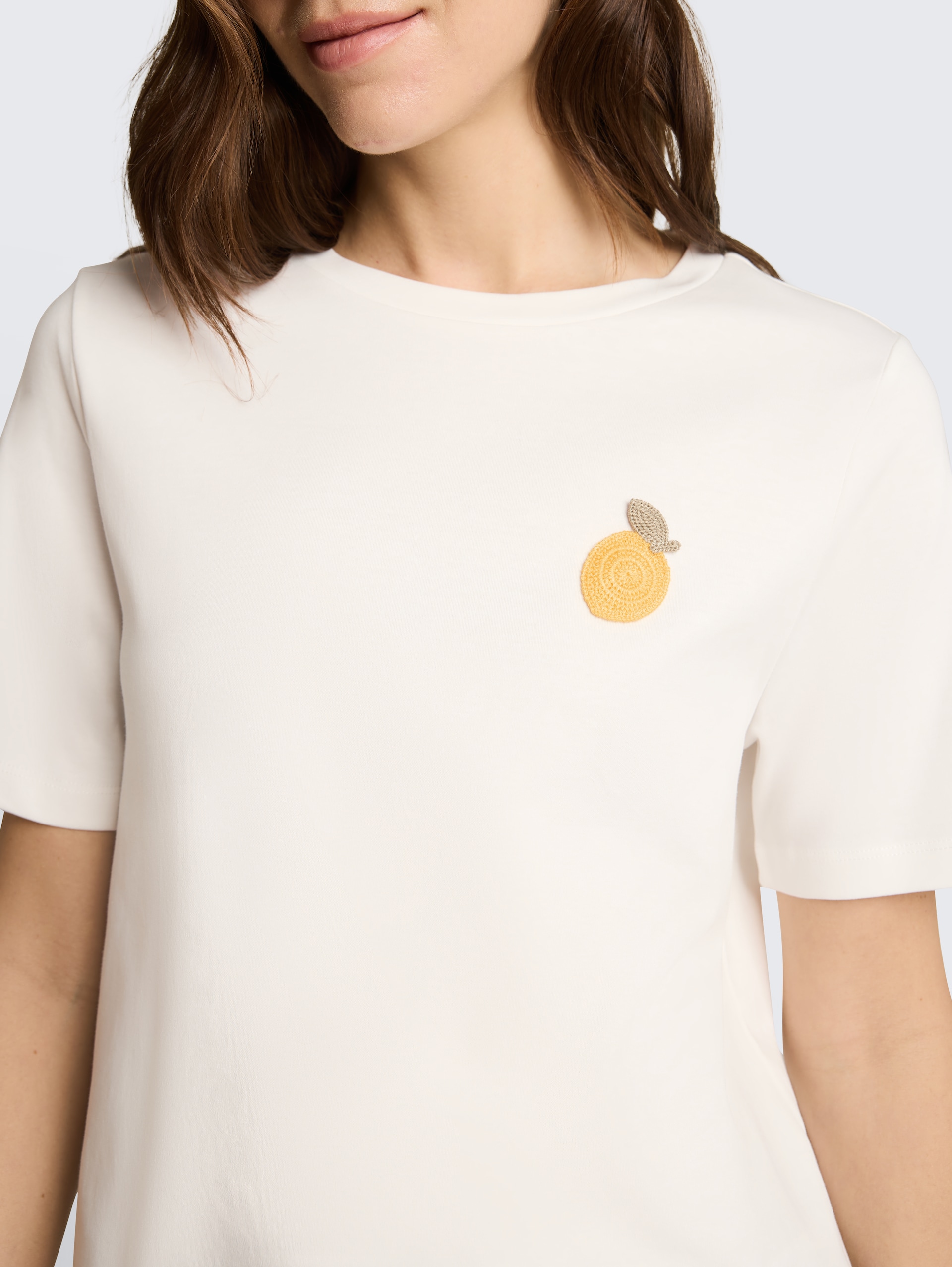 T-Shirt mit Häkel-Detail - Whisper White - Detail-Model-Ansicht