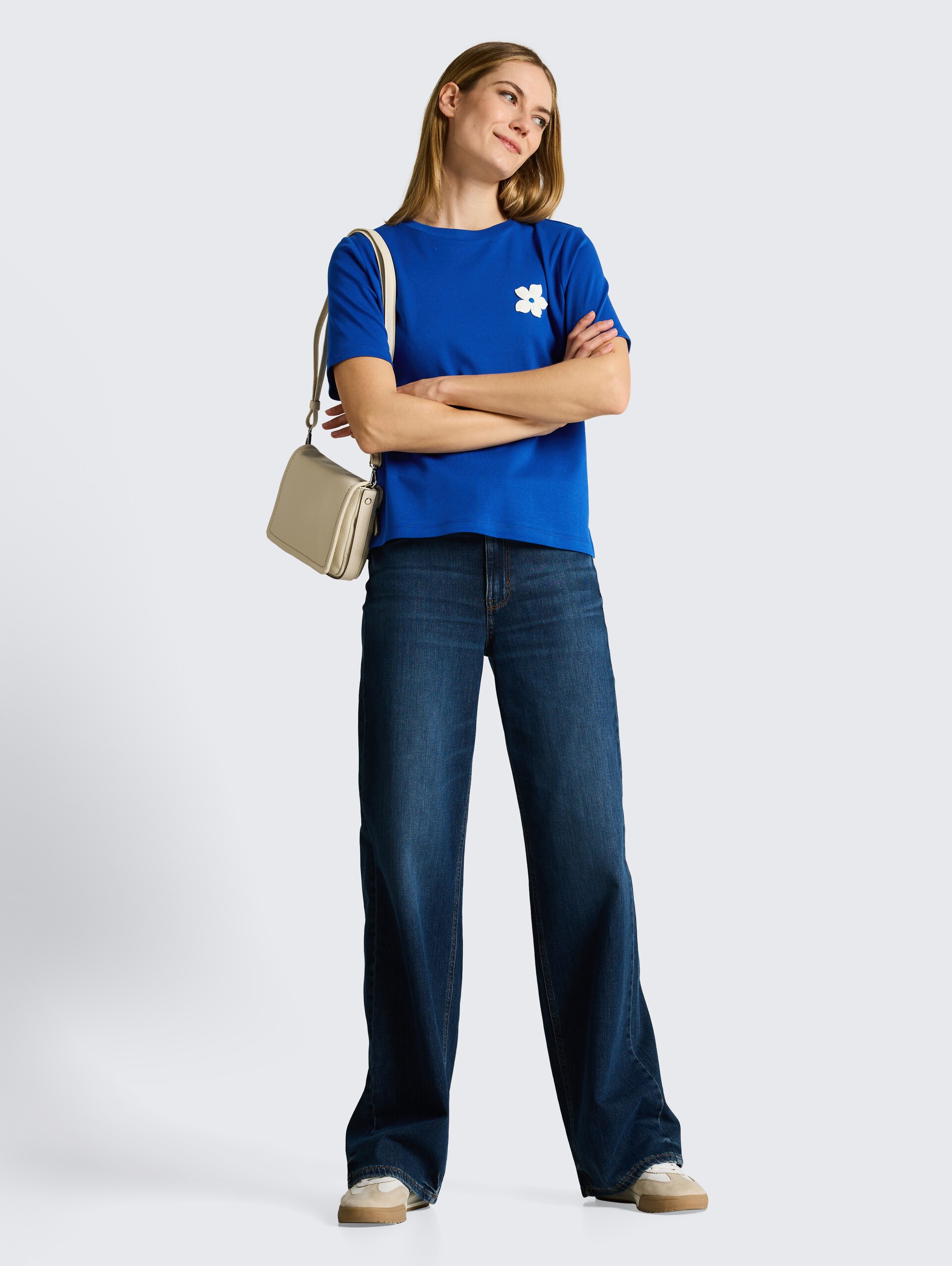 T-shirt met gehaakt detail - shiny royal blue - Model vooraanzicht