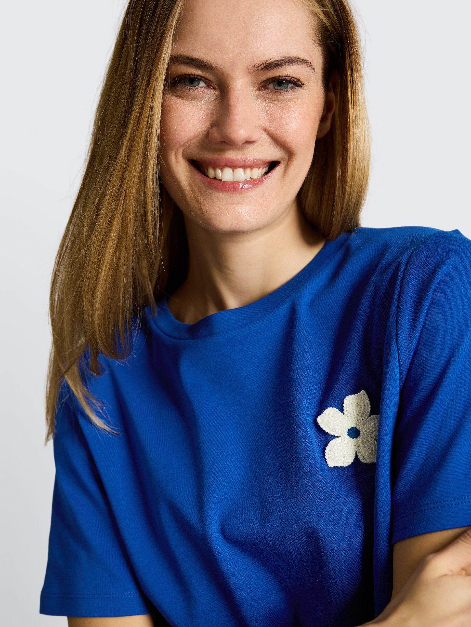 T-shirt met gehaakt detail - shiny royal blue - Detailaanzicht model