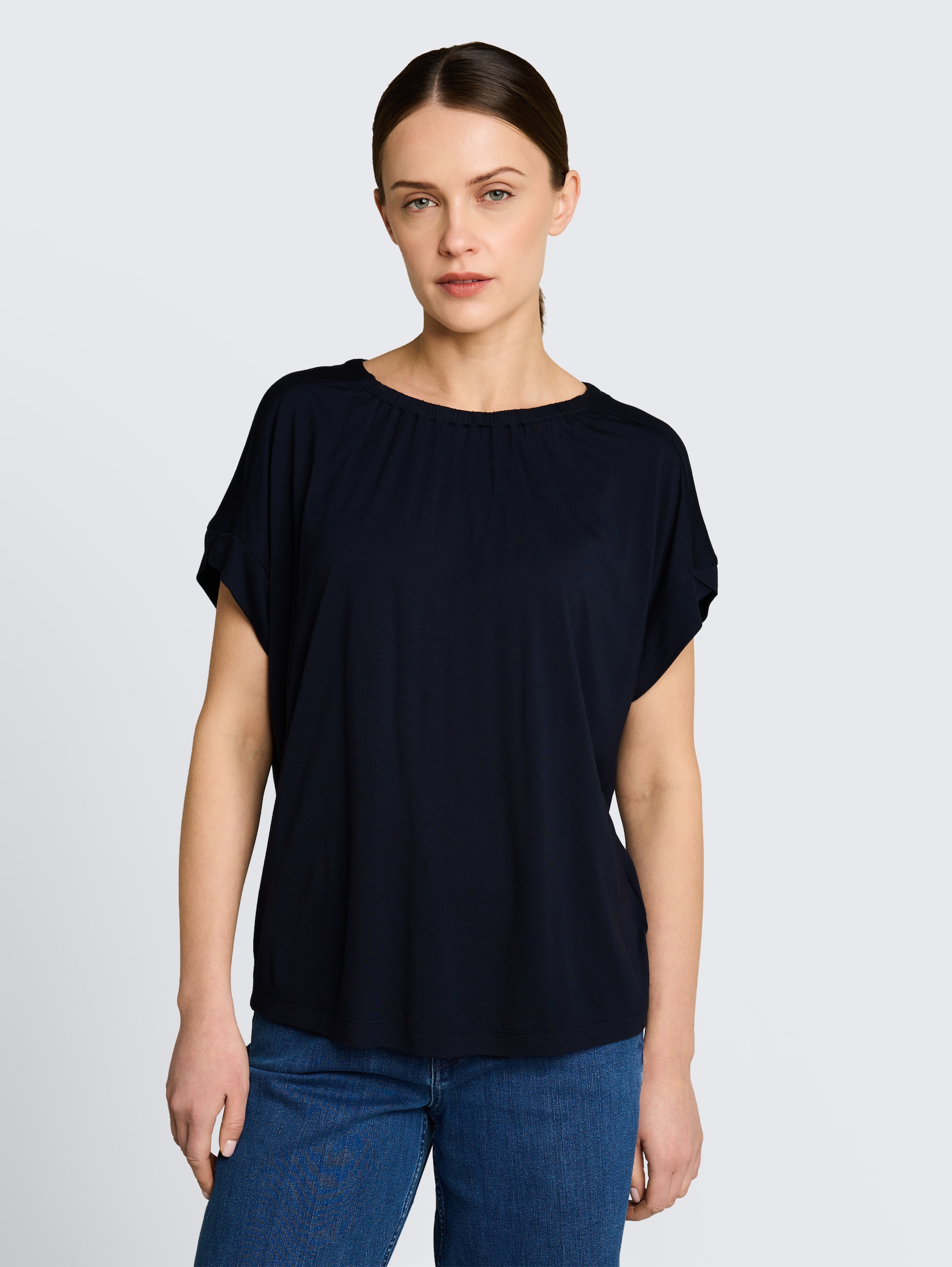 T-shirt met plooien - sky captain blue - Nek model vooraanzicht