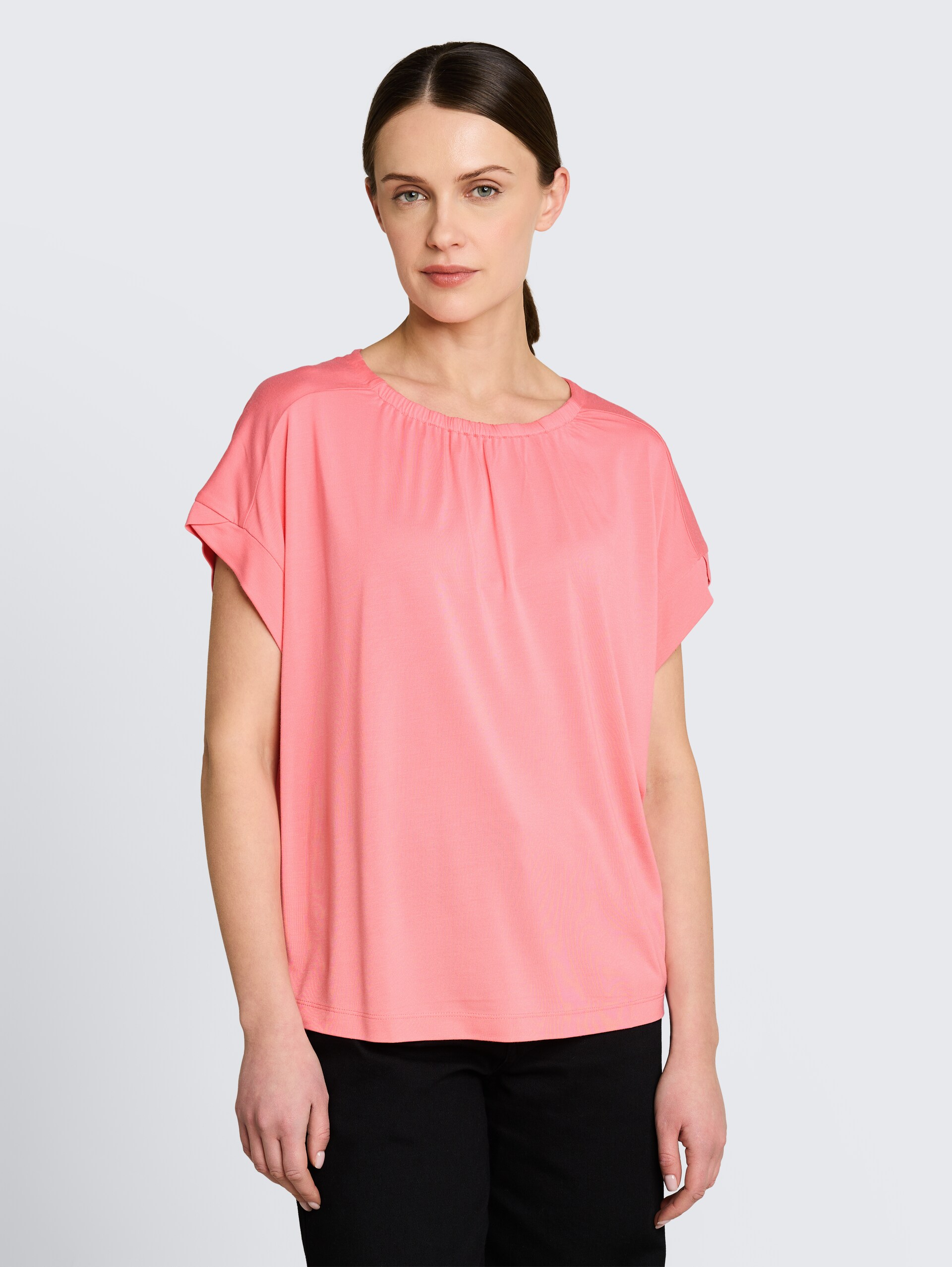 T-shirt met plooien - soft fuchsia pink - Nek model vooraanzicht