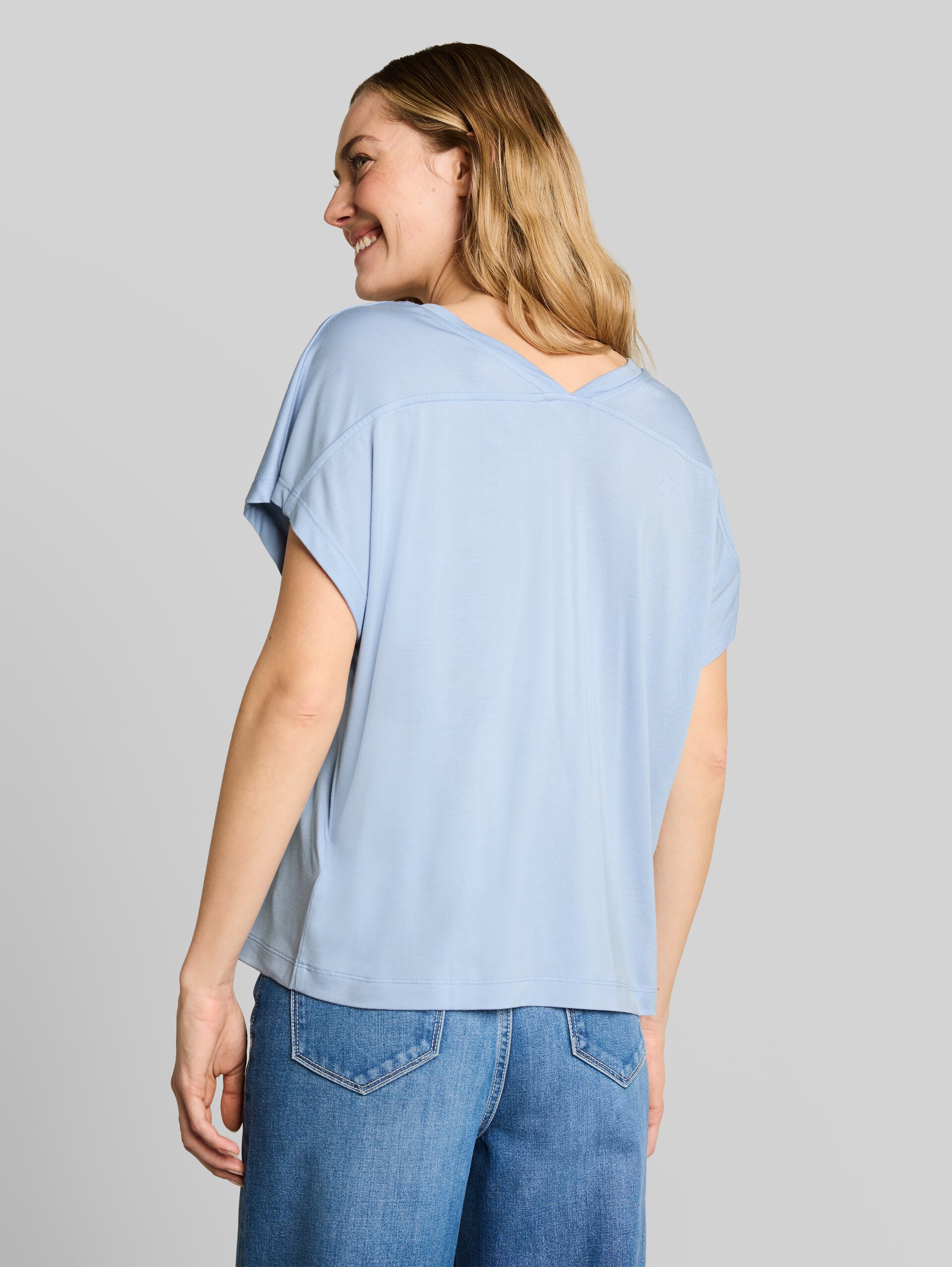 T-shirt with V-neck - Kentucky Blue - Neckline model-back view