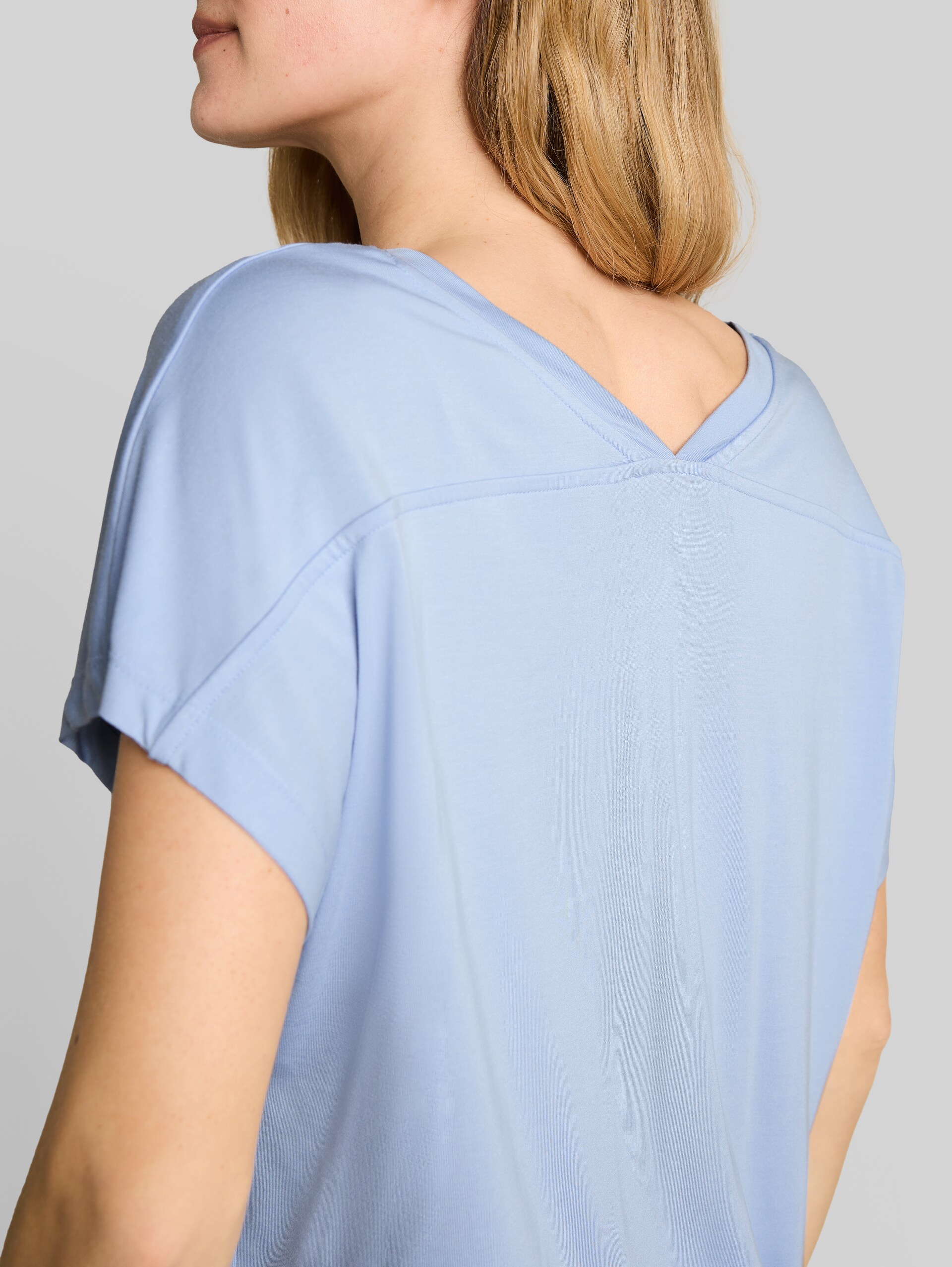T-shirt with V-neck - Kentucky Blue - Detail model view