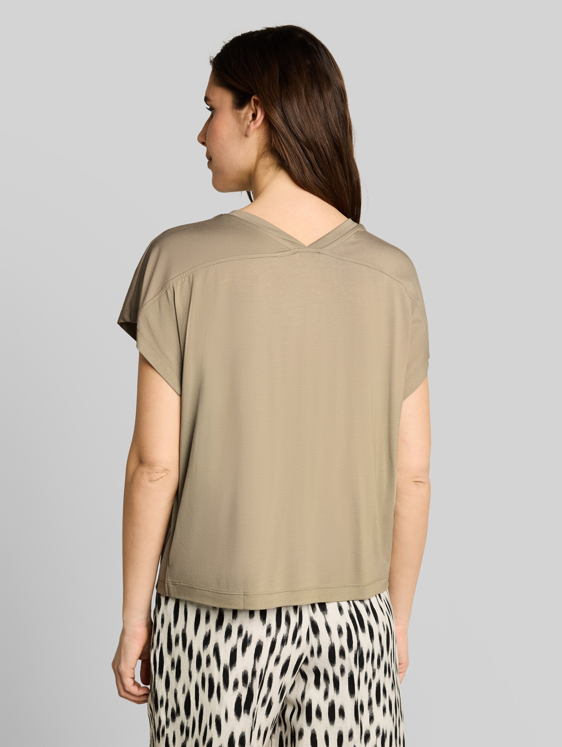 T-shirt with V-neck - Silver Olive - Neckline model-back view