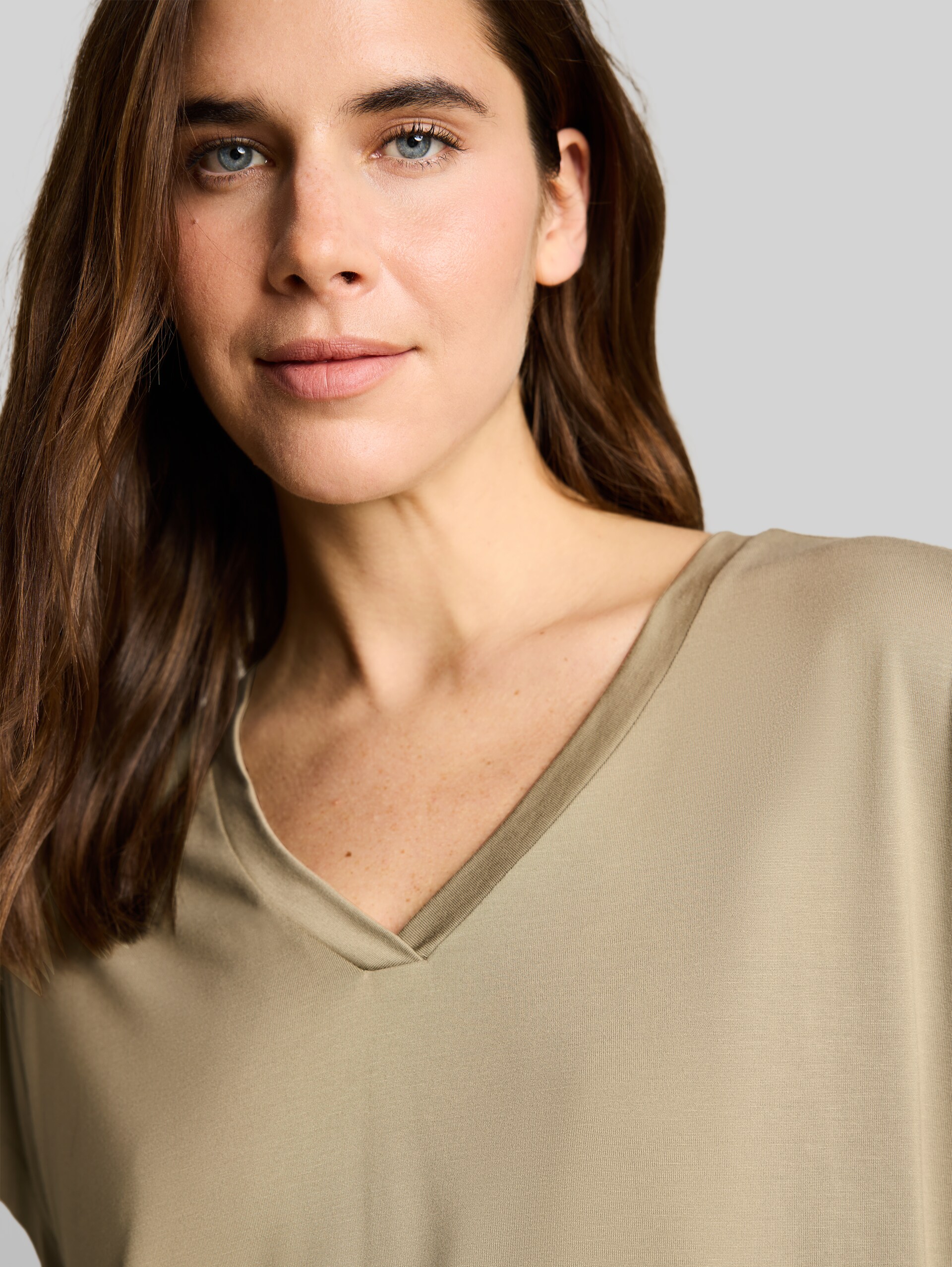 T-shirt with V-neck - Silver Olive - Detail model view