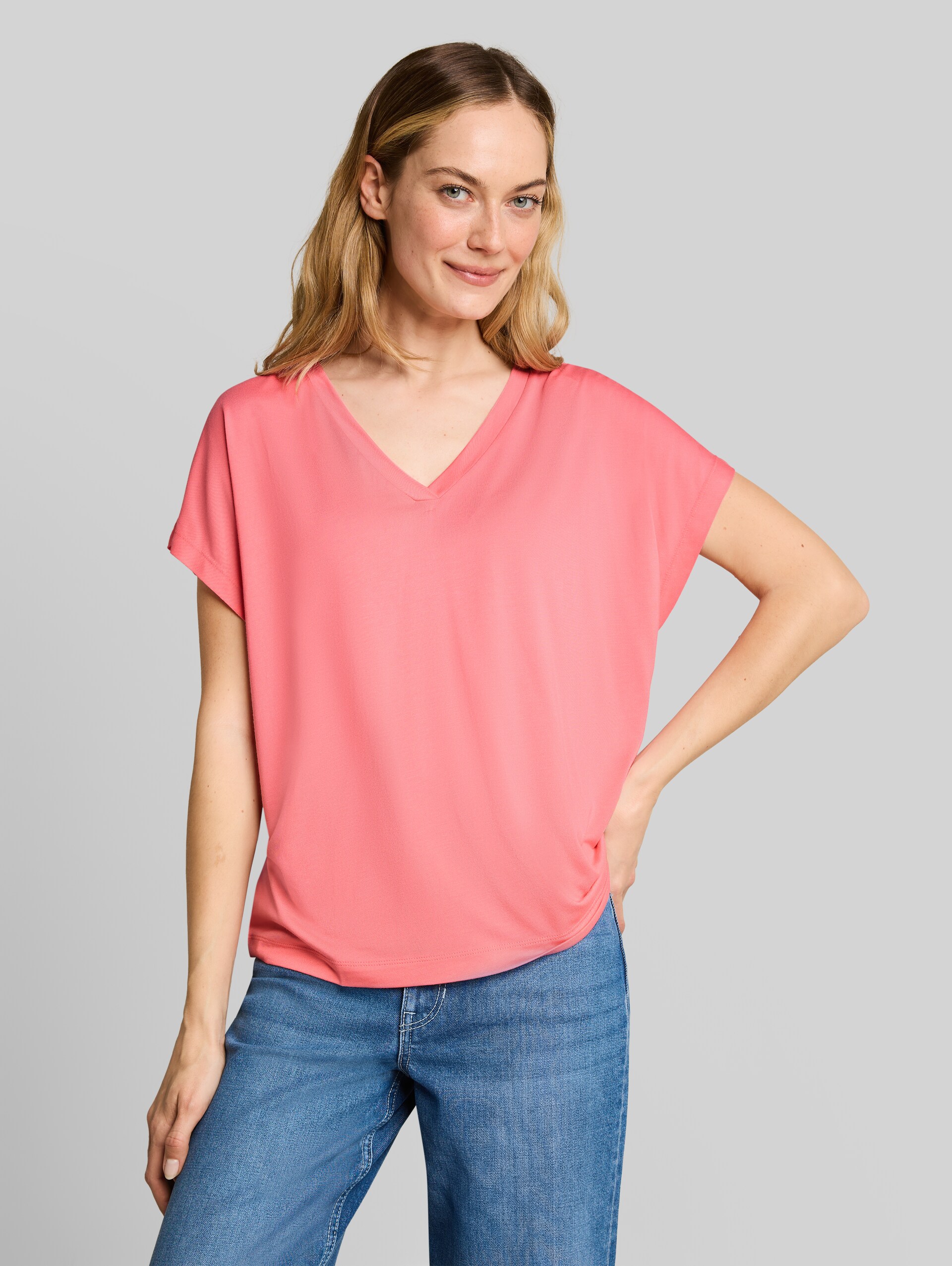 T-shirt with V-neck - soft fuchsia pink - Neckline model front view