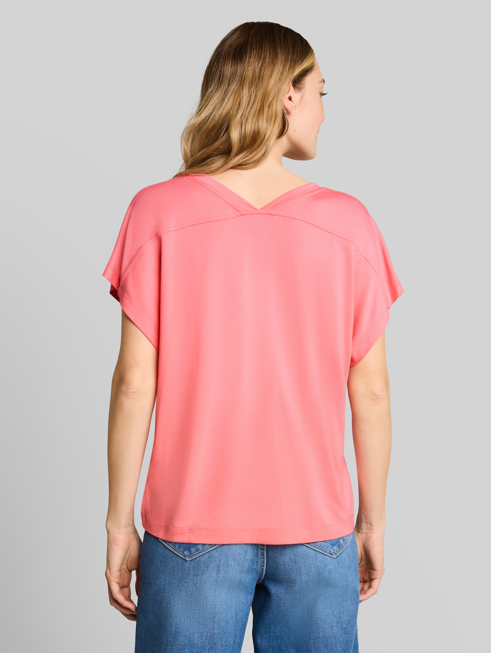 T-shirt with V-neck - soft fuchsia pink - Neckline model-back view