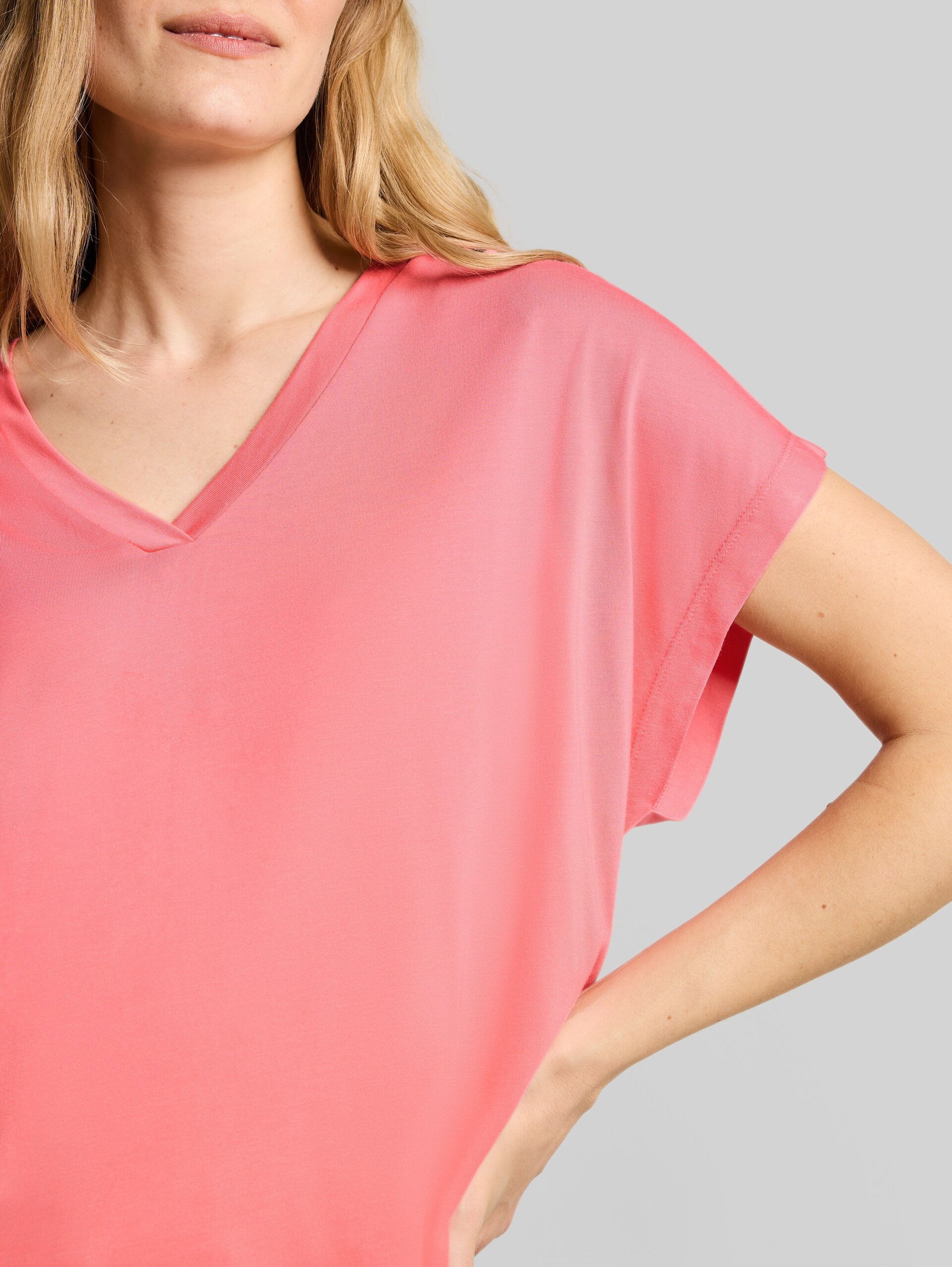 T-shirt with V-neck - soft fuchsia pink - Detail model view