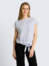 T-Shirt mit Knotendetail - white small leaves design - Ausschnitt Model-Vorderansicht