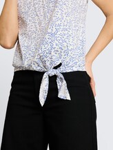 T-Shirt mit Knotendetail - white small leaves design - Detail-Model-Ansicht