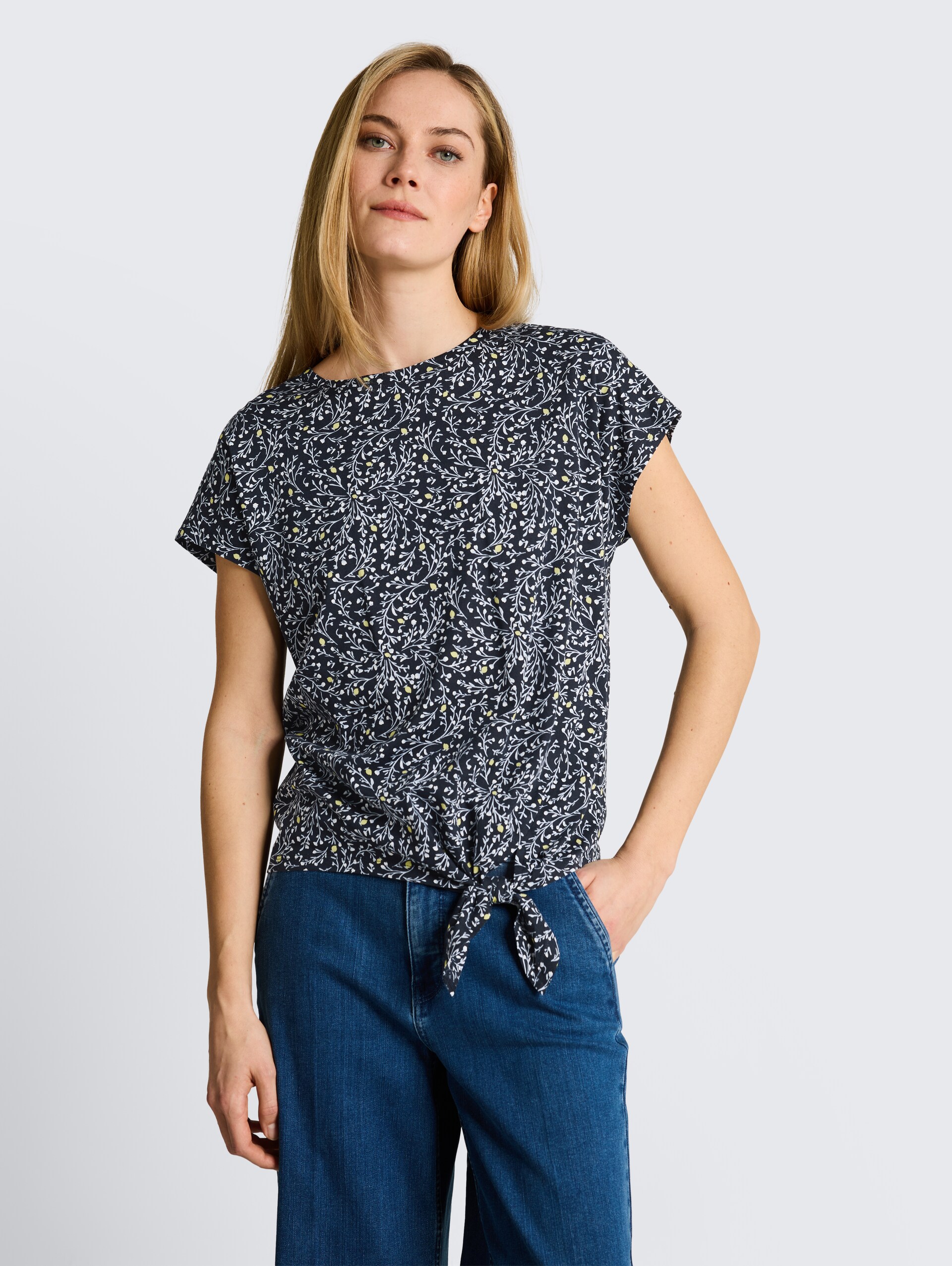 T-shirt avec nœud - navy small leaves design - Découpe Vue de face du modèle