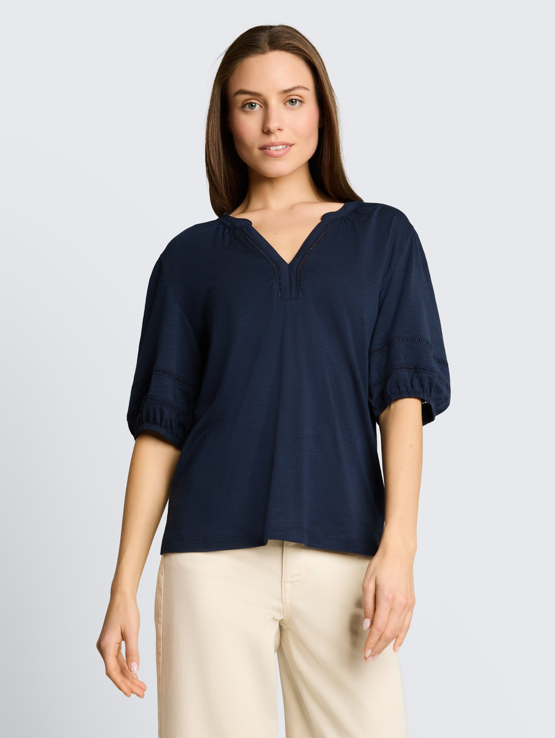 Blouse-shirt met kanten details - sky captain blue - Nek model vooraanzicht
