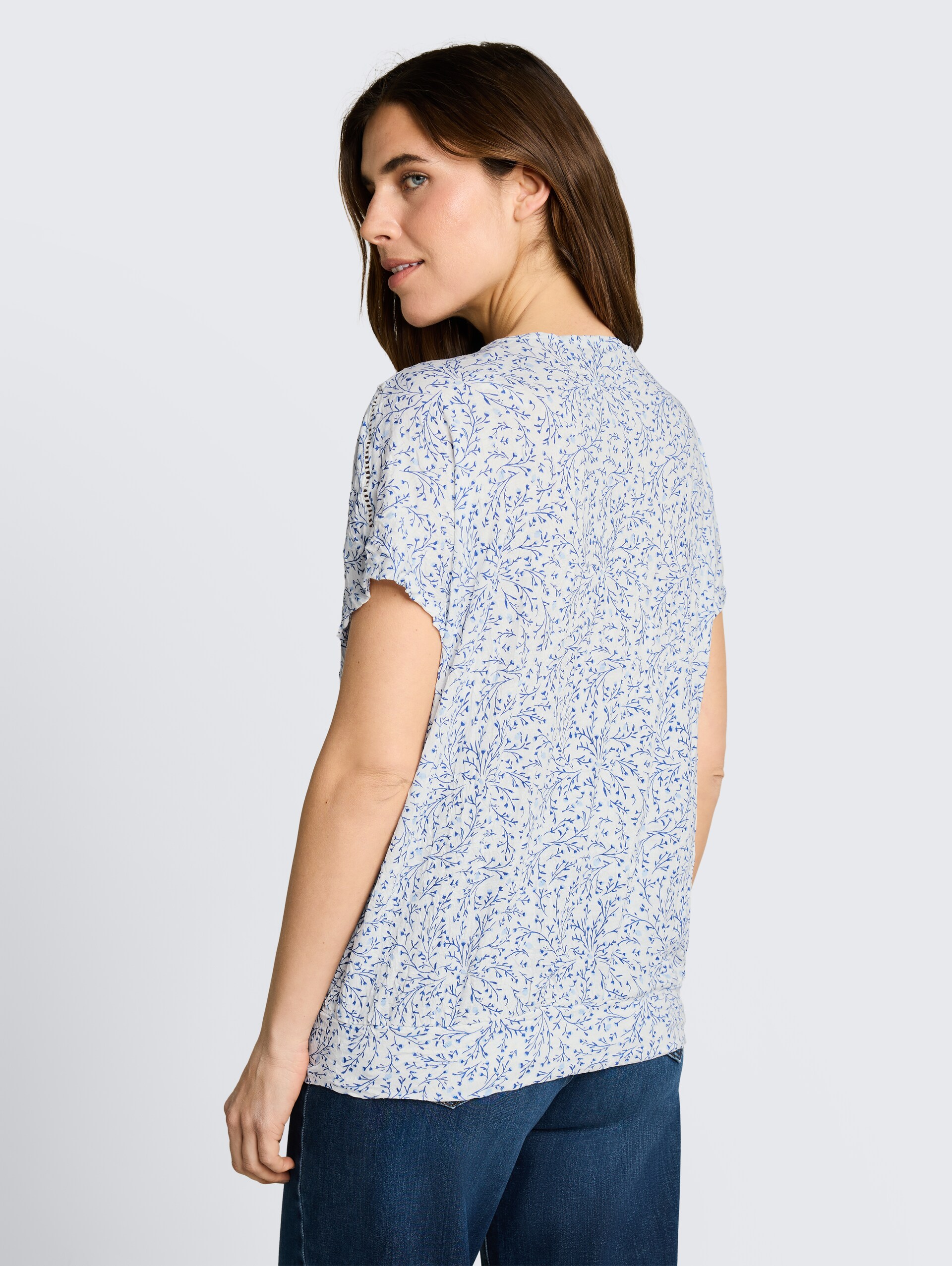 T-shirt froissé à motifs - white small leaves design - Découpe Vue arrière du modèle