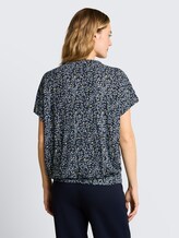 Crinkle T-shirt met patroon - navy small leaves design - Neklijn model-achteraanzicht