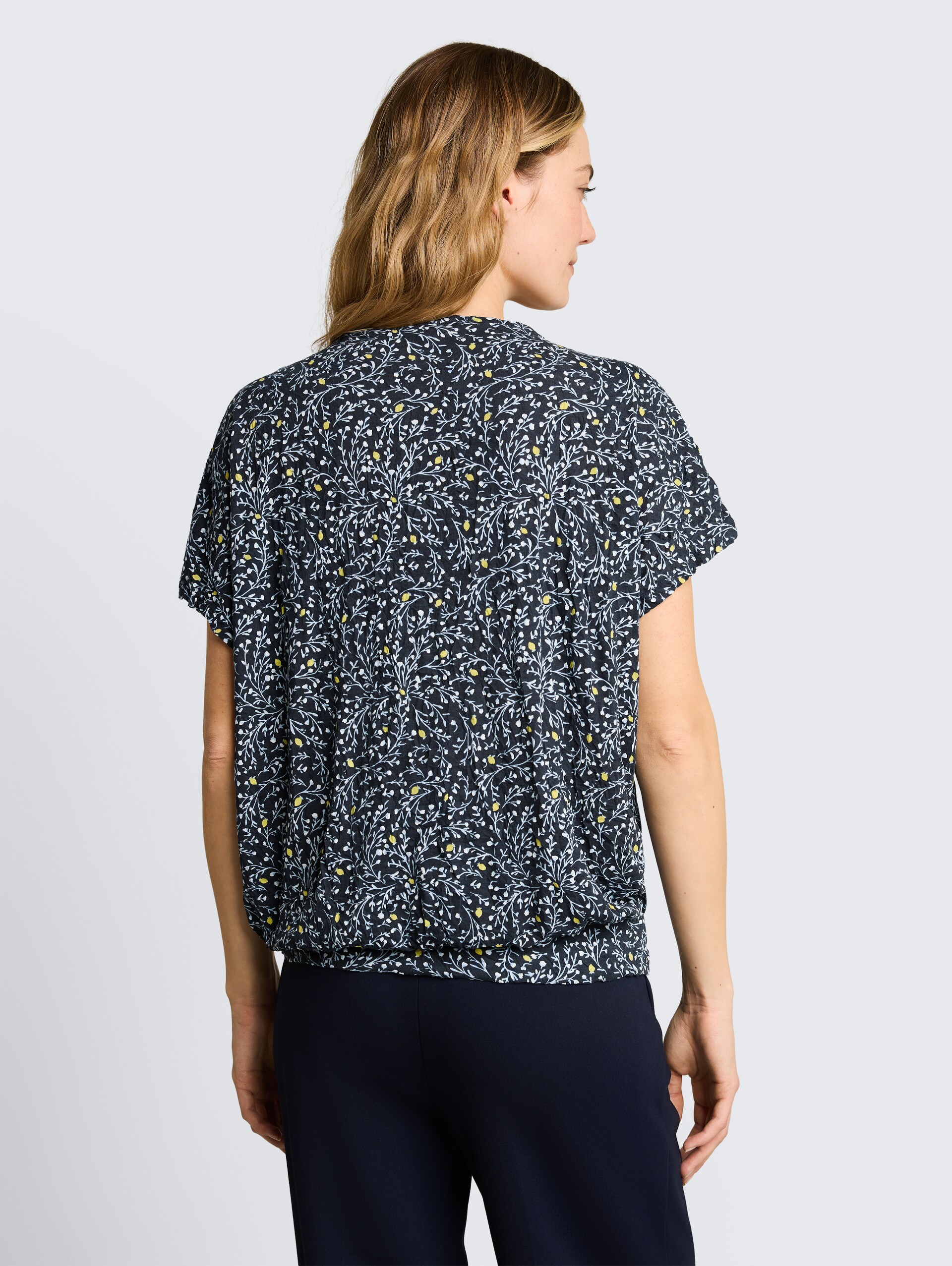 T-shirt froissé à motifs - navy small leaves design - Découpe Vue arrière du modèle