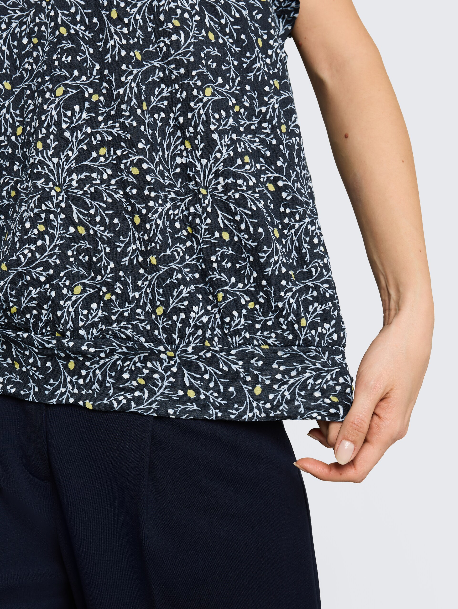 T-shirt froissé à motifs - navy small leaves design - Vue détaillée du modèle
