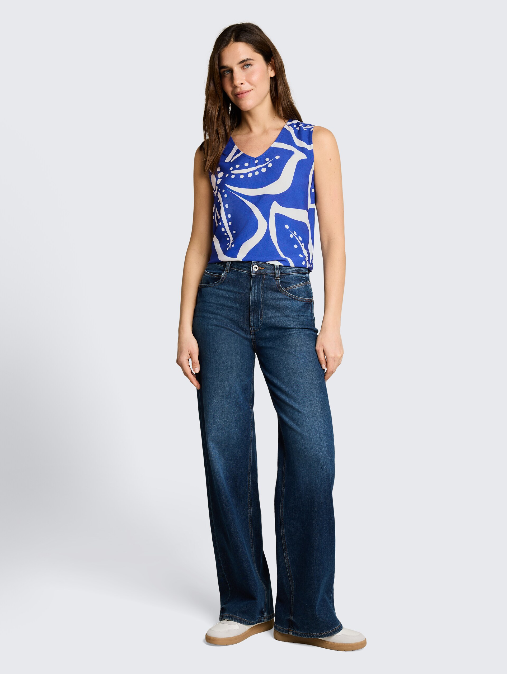 Top met bloemenpatroon - shiny royal blue - Model vooraanzicht