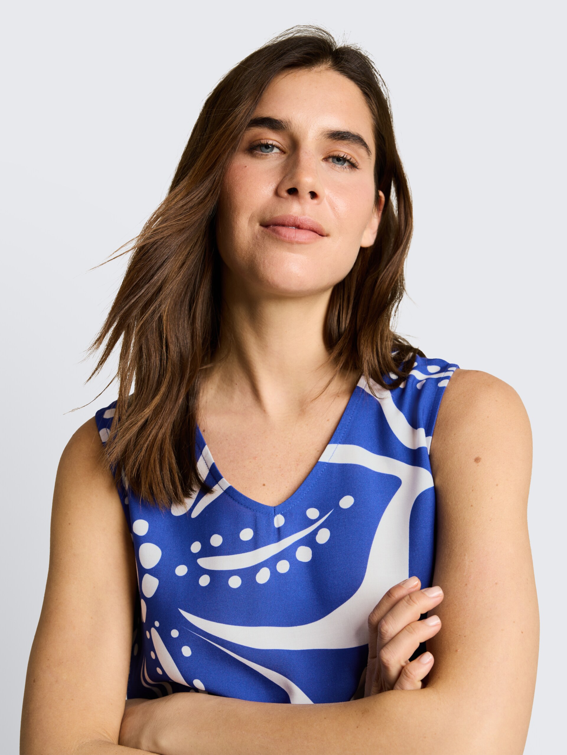 Top met bloemenpatroon - shiny royal blue - Detailaanzicht model