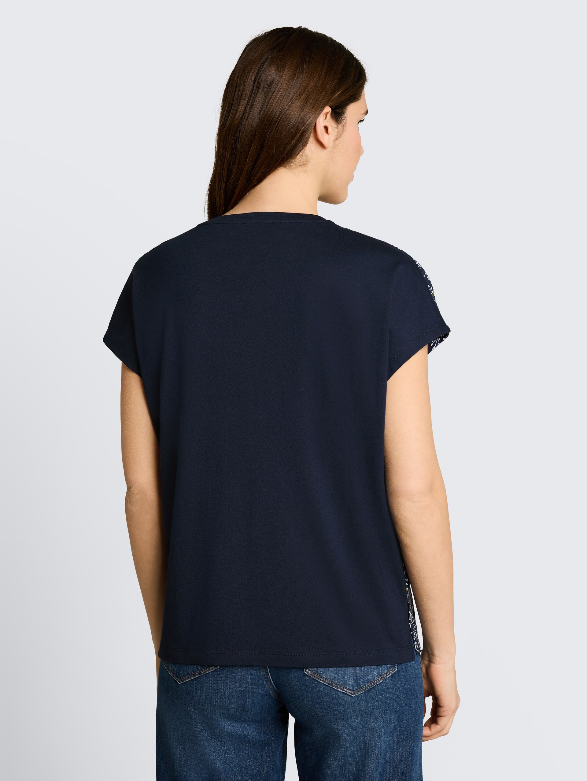 T-shirt in materiaalmix - sky captain blue - Neklijn model-achteraanzicht