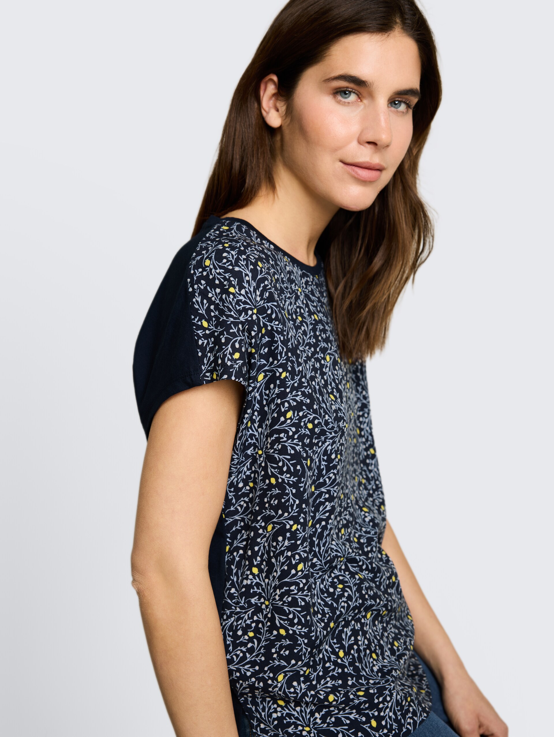 T-shirt in materiaalmix - sky captain blue - Detailaanzicht model