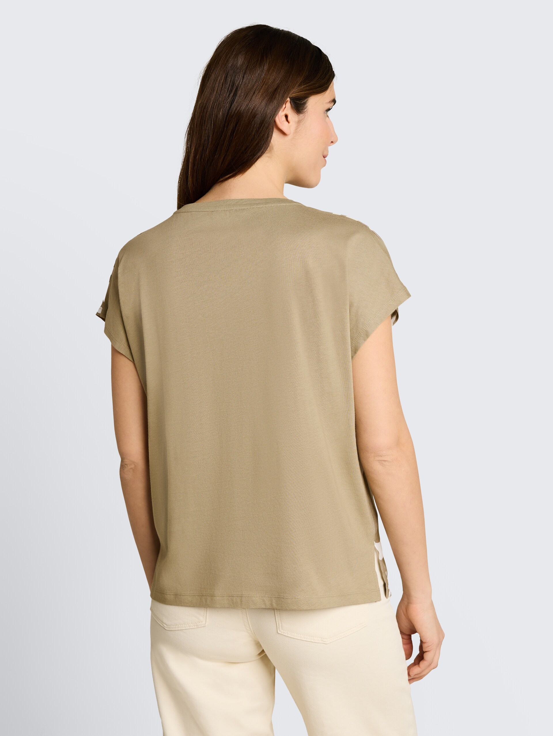 T-shirt in materiaalmix - Silver Olive - Neklijn model-achteraanzicht