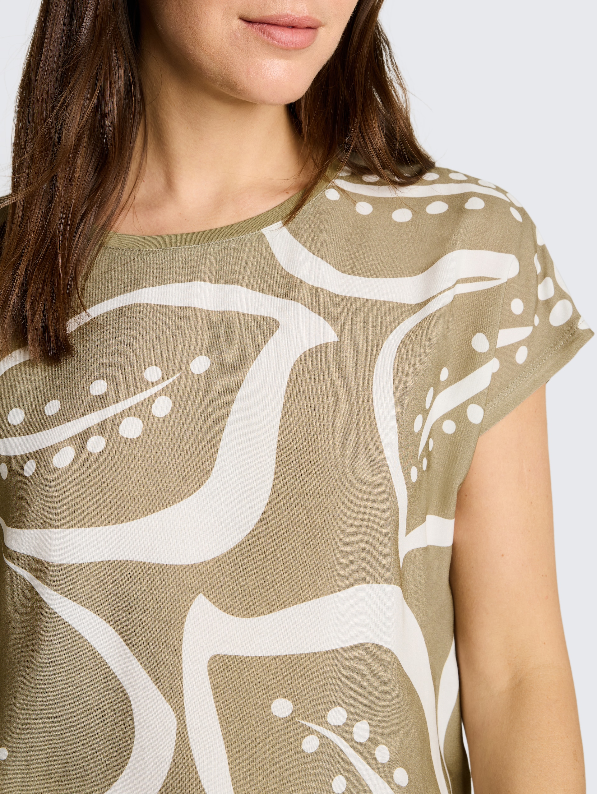 T-shirt in materiaalmix - Silver Olive - Detailaanzicht model