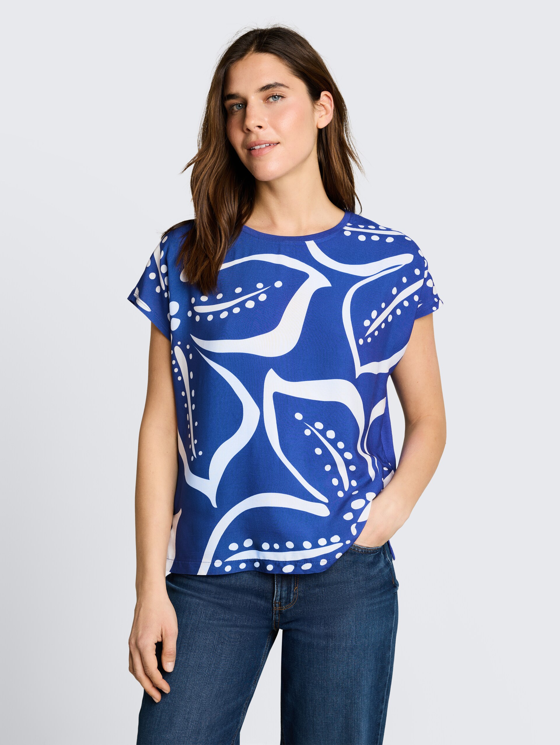 T-shirt in materiaalmix - shiny royal blue - Nek model vooraanzicht