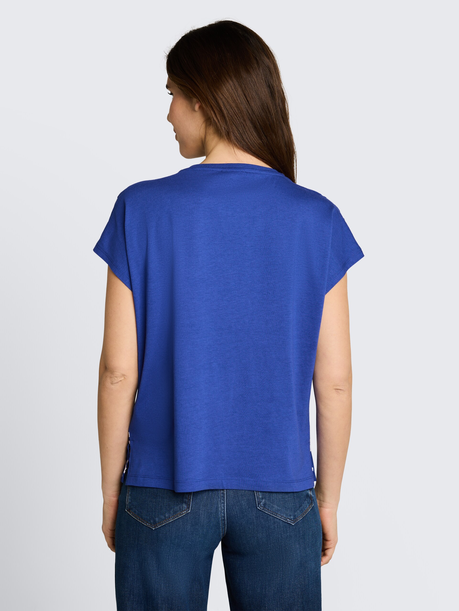T-shirt in materiaalmix - shiny royal blue - Neklijn model-achteraanzicht